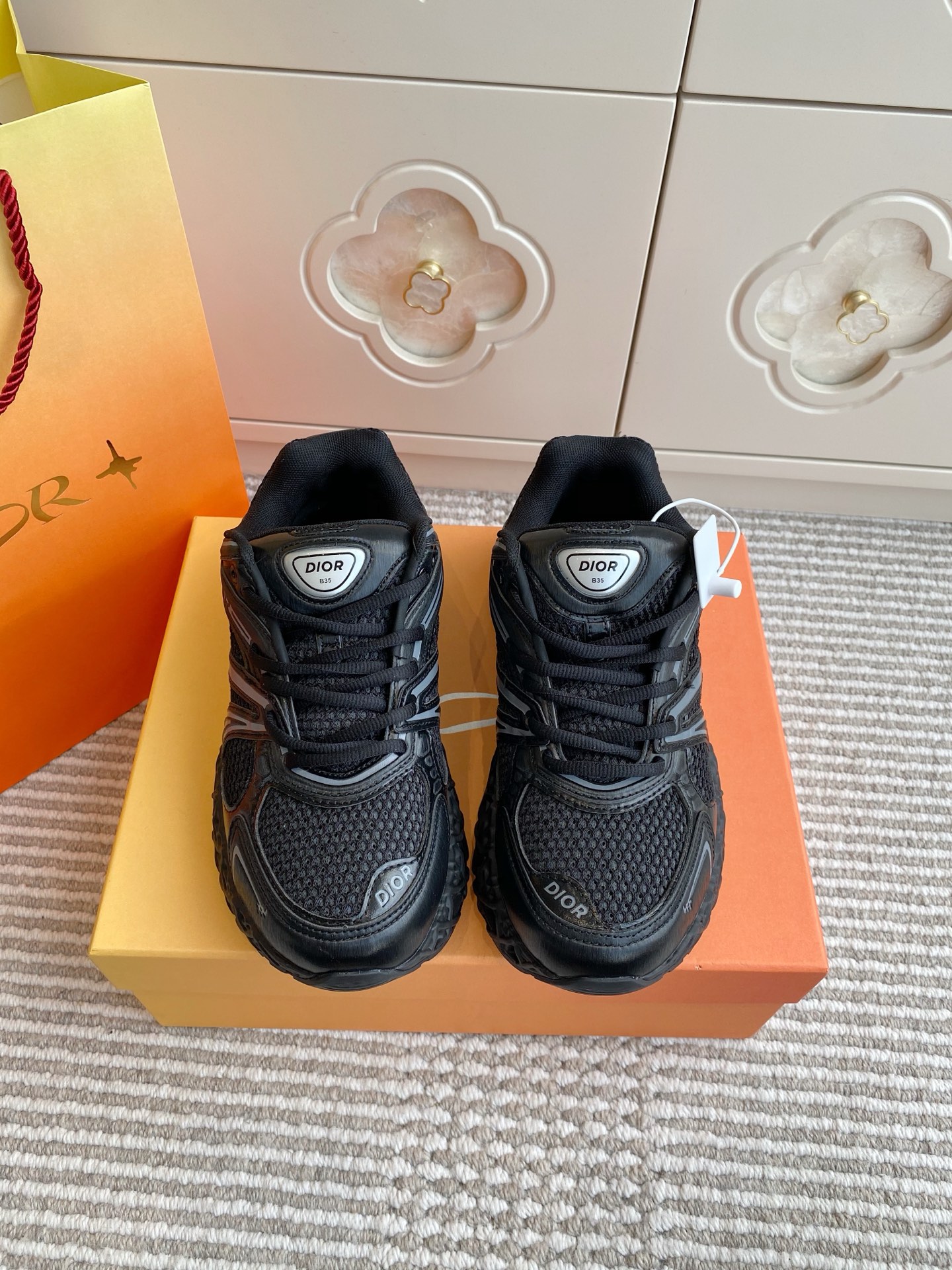 NO:388005,Dior x Kaws co-branded B35 capsule couple model series hollow mesh sneakers This new sneaker, called B35 NXT, uses 3D printing technology to make a hollow sole. The shoe body is a dad shoe style mesh splicing and smooth line layout that fits the current aesthetics. The retro millennial and modern technology sense are integrated into one. There is very good compatibility in different styles and shapes. New shoes that combine cutting-edge technology with retro aesthetics. Original custom imported mesh + technology fabric. Custom imported breathable mesh. Original open molded large sole. Anti-slip rubber material. Sole thickness 6CM. Size: 35-44 (45 custom made), casual shoes/sports shoes, dior, sneakers19860909批 Dior x Kaws 联名款B35胶囊情侣款 系列 镂空 网面 运动鞋 这款名为B35 NXT 的新款运动鞋 采用了 3D打印技术制成镂空式鞋底 鞋身部分则是十分契合当下审美的老爹鞋样式网面拼接与流畅线条布局 将复古千禧感与现代科技感浑然融为一体 在不同风格造型中都有着十分不俗的兼容性 将前沿科技与复古审美相结合的鞋履新作 面料原版定制进口网面+科技面料 内里定制进口透气网里 原版开模大底防滑橡胶材质 底厚6CM 码数: 35-44（45定做）,休闲鞋/运动鞋,dior,sneakers,Women's Shoes