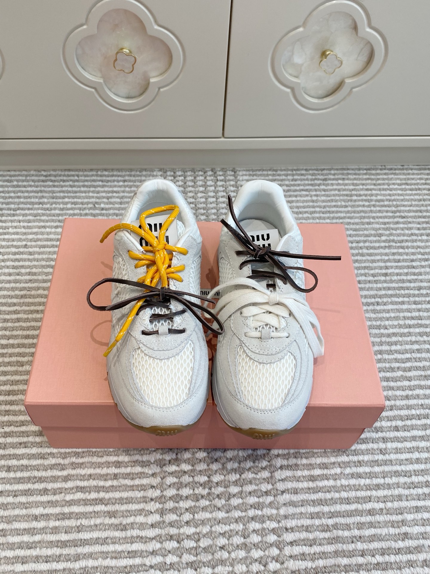 NO:403029,Miu Miu Miu couple's latest retro style dad shoes Sport shoes Beautiful and popular sneakers One has to be bought ~ Old fashioned, simple and high-end, very comfortable to match on the feet, must-have for the year The latest catwalk sports dad shoes are one of the most popular domestic and foreign bloggers. The Xiaohongshu grass planting series retro and fashionable, beautiful and beautiful, simple sports board shoes design, with a very recognizable tongue, creating a Buddhist sweet casual style~~ The aura on the feet is very casually matched Mainstream double shoelace design, mainly a fashion, using imported cowhide leather mesh material, mixed-bred sheepskin, original mold open sole, size 35-45, casual shoes/sports shoes semi-travel, miumiu, sneakers, cowhide, sheepskin19860909批 Miu Miu缪缪·情侣最新款复古风老爹鞋 运动鞋  颜值担当火爆款运动鞋 不得不入的一款～做旧时尚,简约高级 随意搭配上脚非常舒适,年度必入款 最新走秀款运动老爹鞋国内外博主刷爆的一款 小红书种草系列复古又时髦上脚美炸了简约的运动板鞋设计,极具辨识度的鞋舌,打造佛系甜美的休闲风~~上脚气场十足随意搭配 主流双鞋带设计 主打一个时尚 选用进口牛皮磨砂皮网纱材质 内里混种羊皮里 原版开模大底 码数35-45,休闲鞋/运动鞋半拖,miumiu,sneakers,cowhide,sheepskin,Women's Shoes