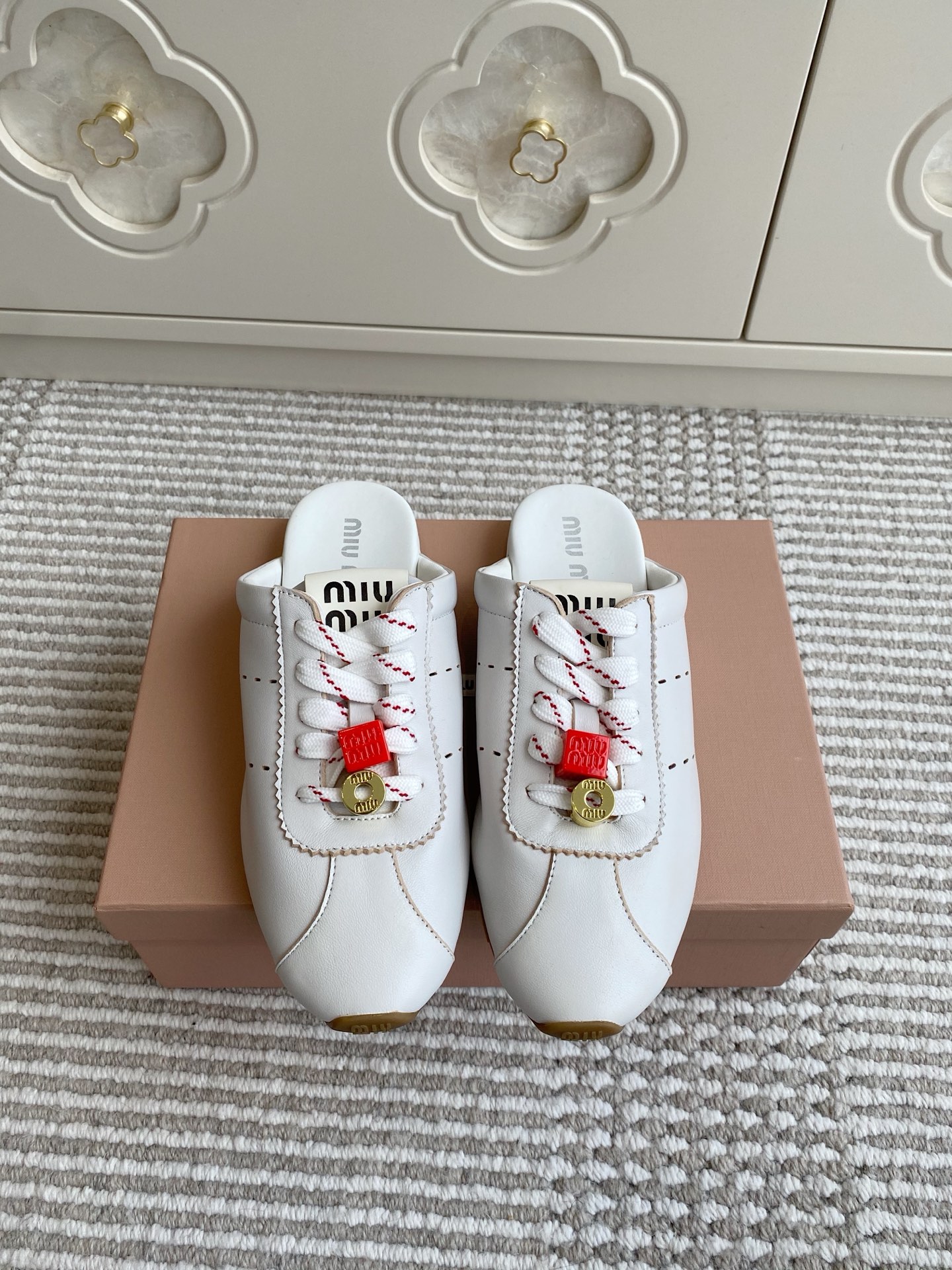 NO:403047,Miu Mi* 25ss Early Spring New German Training Baotou Slippers Official website synchronized with higher version!  The original cowhide fabric is matched with exquisite bud edges, and every inch of leather exudes a low-key luxury, which is 'not deliberately advanced' when worn. The adjustable straps fit the ankle, lazy and delicate, and walk without being dragged. The tongue is embellished with the classic MIUMIU letter logo, details are ecstasy, and it is an ins-style blockbuster. The sole is non-slip and wear-resistant. Size 35-39 (40/41 customized, no return or exchange), semi-torque, miumiu, slippers, cowhide19860909批 Miu Mi* 25ss早春新款德训包头拖鞋 官网同步高版本！原版牛皮面料搭配精致芽边,每一寸皮质都透着低调的奢华感,穿上就是「不刻意的高级」.  可调节绑带贴合脚踝,慵懒中带点小精致,走路带风不拖沓.鞋舌点缀经典MIUMIU字母logo,细节控狂喜,随手一拍都是ins风大片. 大底生胶鞋底防滑耐磨 码数35-39（40/41订做不退换）,半拖,miumiu,slippers,cowhide,Women's Shoes