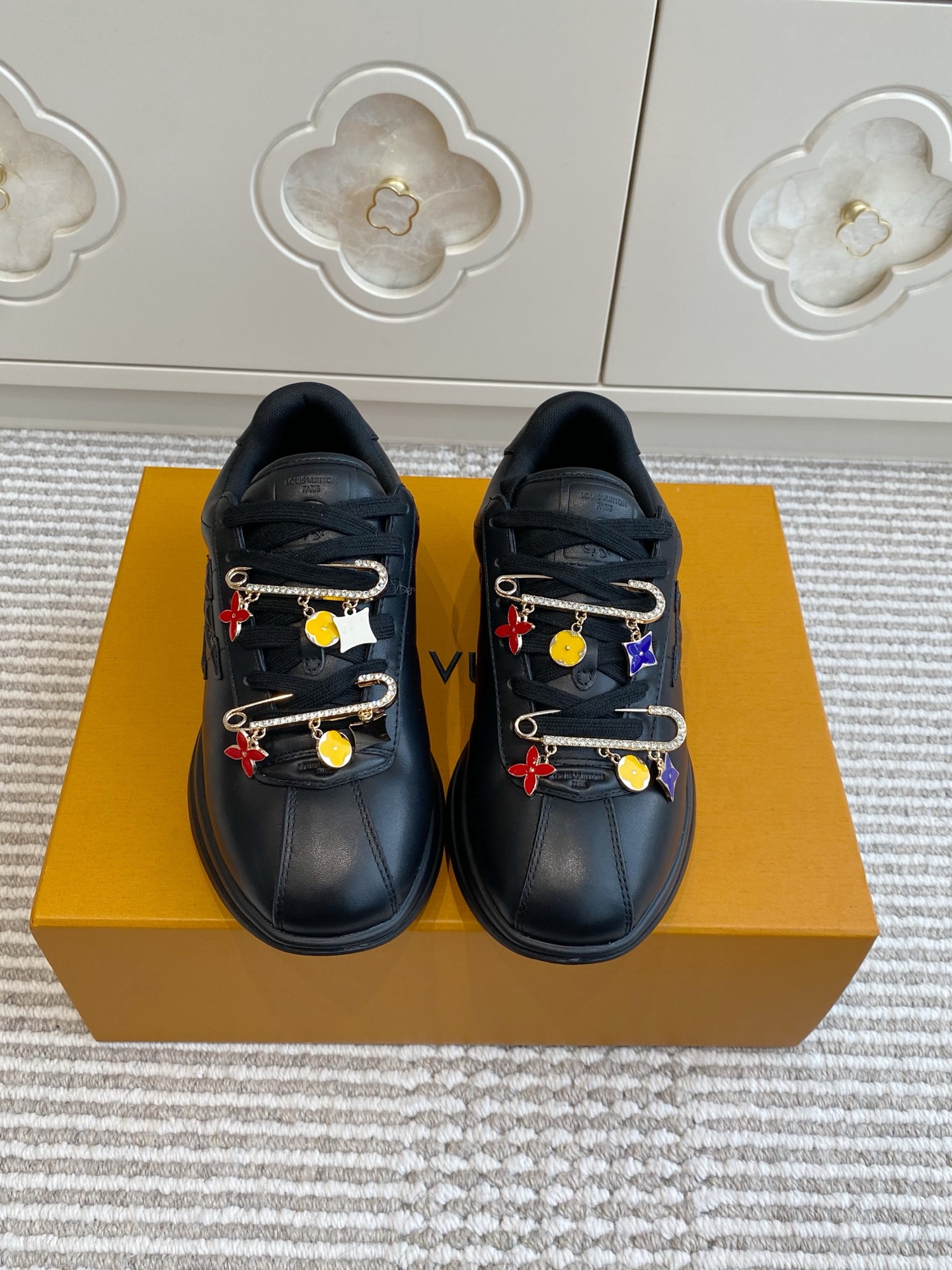 NO:403002,Appointment of women's men's models (accessories) Purchasing grade Louis Vuitton 25ss new products Cute and tulip thick-soled sneakers Pharrell Williams and Louis Vuitton's 'Buttersoft sneakers' debuted at the Paris Fashion Week in Autumn and Winter, blending creativity and craftsmanship. The shoe draws inspiration from Williams' past designs such as the Ice Cream Boardflip series and Nike Cortez to highlight the LV logo. The sneakers use fashionable outlines and high-quality materials. Combining nostalgia and innovation to attract bold fashion enthusiasts. It embodies Williams' design concept that combines tradition and modernity. It is very comfortable to wear. It should be the most comfortable among the current men's models. Suitable for daily commuting. Very versatile fabrics are made of the same material. The original version compares every detail one to one.  Various leather surfaces, super complex splicing, TPU original outsole, size 35-45, casual shoes/sports shoes, louis vuitton, louis vuitton, sneakers19860909批女款男款（配饰） 代购级Louis Vuitton 25ss新品 萌嘟嘟的厚底运动鞋  Pharrell Williams与Louis Vuitton合作推出的“Buttersoft运动鞋”在秋冬巴黎时装周上首次亮相 融合了创意与工艺 该鞋款从Williams的过往设计如Ice Cream Boardflip系列和Nike Cortez中汲取灵感 突出LV标志 运动鞋采用时尚轮廓和优质材料 结合怀旧与创新 吸引大胆时尚爱好者 体现了Williams将传统与现代结合的设计理念 上脚非常舒服 应该是目前男款能接受度里的最舒适的 适合日常通勤 非常百搭面料选用原版完全一样材质做工细节 原版一比一对比每个细节 各种皮面 超复杂拼接 TPU原版大底 码数35-45,休闲鞋/运动鞋,louis vuitton,louis vuitton,sneakers,Women's Shoes