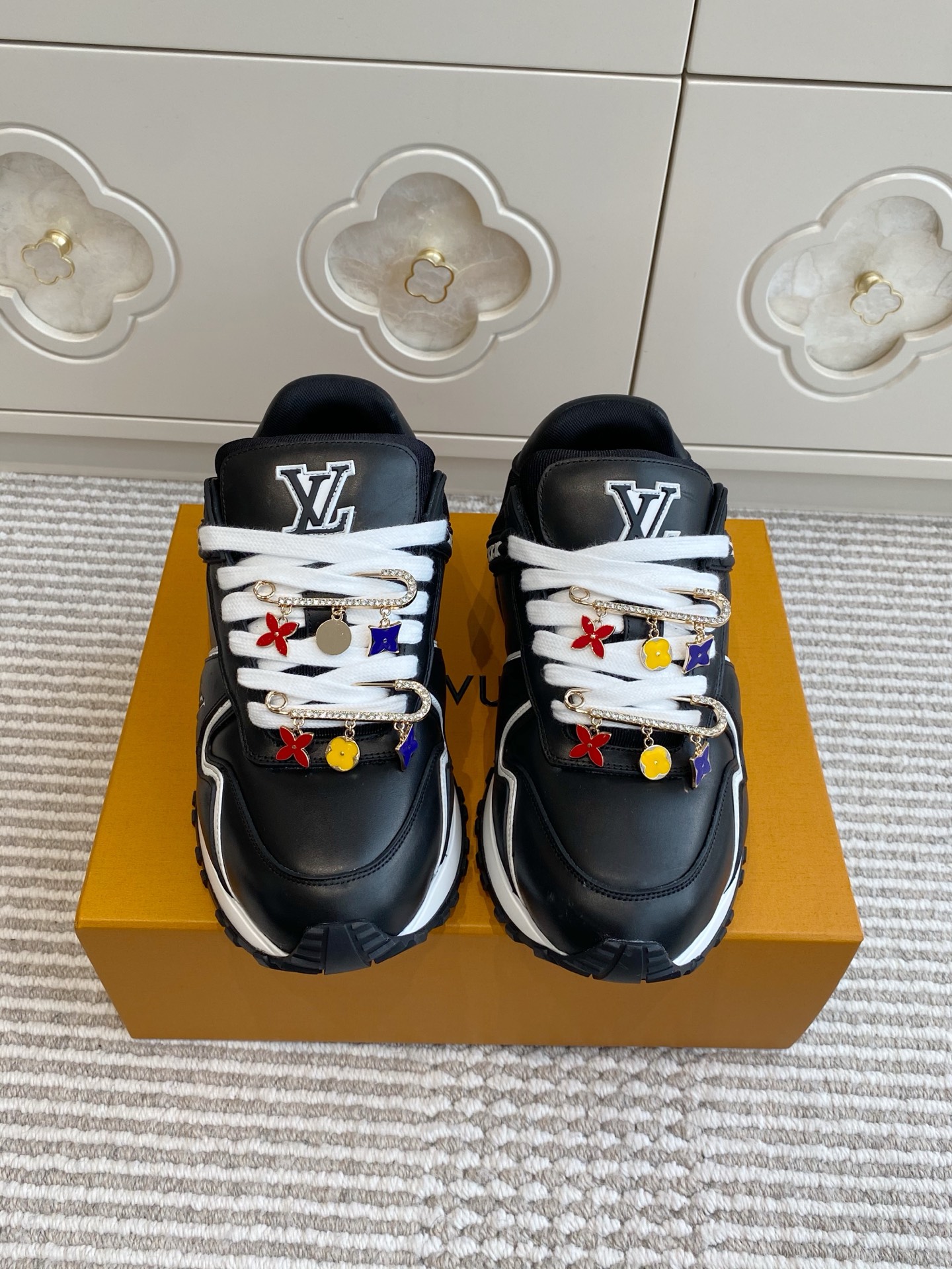 NO:403007,Appointment of women's men's models (accessories) Purchasing grade Louis Vuitton 25ss new products Cute and tulip thick-soled sneakers Pharrell Williams and Louis Vuitton's 'Buttersoft sneakers' debuted at the Paris Fashion Week in Autumn and Winter, blending creativity and craftsmanship. The shoe draws inspiration from Williams' past designs such as the Ice Cream Boardflip series and Nike Cortez to highlight the LV logo. The sneakers use fashionable outlines and high-quality materials. Combining nostalgia and innovation to attract bold fashion enthusiasts. It embodies Williams' design concept that combines tradition and modernity. It is very comfortable to wear. It should be the most comfortable among the current men's models. Suitable for daily commuting. Very versatile fabrics are made of the same material. The original version compares every detail one to one.  Various leather surfaces, super complex splicing, TPU original outsole, size 35-45, casual shoes/sports shoes, louis vuitton, louis vuitton, sneakers19860909批女款男款（配饰） 代购级Louis Vuitton 25ss新品 萌嘟嘟的厚底运动鞋  Pharrell Williams与Louis Vuitton合作推出的“Buttersoft运动鞋”在秋冬巴黎时装周上首次亮相 融合了创意与工艺 该鞋款从Williams的过往设计如Ice Cream Boardflip系列和Nike Cortez中汲取灵感 突出LV标志 运动鞋采用时尚轮廓和优质材料 结合怀旧与创新 吸引大胆时尚爱好者 体现了Williams将传统与现代结合的设计理念 上脚非常舒服 应该是目前男款能接受度里的最舒适的 适合日常通勤 非常百搭面料选用原版完全一样材质做工细节 原版一比一对比每个细节 各种皮面 超复杂拼接 TPU原版大底 码数35-45,休闲鞋/运动鞋,louis vuitton,louis vuitton,sneakers,Women's Shoes