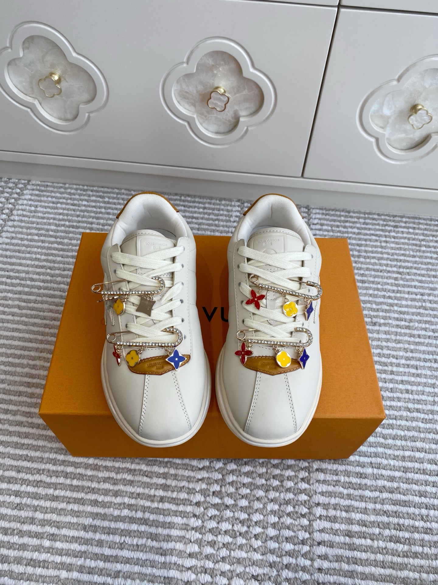 NO:403011,Appointment of women's men's models (accessories) Purchasing grade Louis Vuitton 25ss new products Cute and tulip thick-soled sneakers Pharrell Williams and Louis Vuitton's 'Buttersoft sneakers' debuted at the Paris Fashion Week in Autumn and Winter, blending creativity and craftsmanship. The shoe draws inspiration from Williams' past designs such as the Ice Cream Boardflip series and Nike Cortez to highlight the LV logo. The sneakers use fashionable outlines and high-quality materials. Combining nostalgia and innovation to attract bold fashion enthusiasts. It embodies Williams' design concept that combines tradition and modernity. It is very comfortable to wear. It should be the most comfortable among the current men's models. Suitable for daily commuting. Very versatile fabrics are made of the same material. The original version compares every detail one to one.  Various leather surfaces, super complex splicing, TPU original outsole, size 35-45, casual shoes/sports shoes, louis vuitton, louis vuitton, sneakers19860909批女款男款（配饰） 代购级Louis Vuitton 25ss新品 萌嘟嘟的厚底运动鞋  Pharrell Williams与Louis Vuitton合作推出的“Buttersoft运动鞋”在秋冬巴黎时装周上首次亮相 融合了创意与工艺 该鞋款从Williams的过往设计如Ice Cream Boardflip系列和Nike Cortez中汲取灵感 突出LV标志 运动鞋采用时尚轮廓和优质材料 结合怀旧与创新 吸引大胆时尚爱好者 体现了Williams将传统与现代结合的设计理念 上脚非常舒服 应该是目前男款能接受度里的最舒适的 适合日常通勤 非常百搭面料选用原版完全一样材质做工细节 原版一比一对比每个细节 各种皮面 超复杂拼接 TPU原版大底 码数35-45,休闲鞋/运动鞋,louis vuitton,louis vuitton,sneakers,Women's Shoes