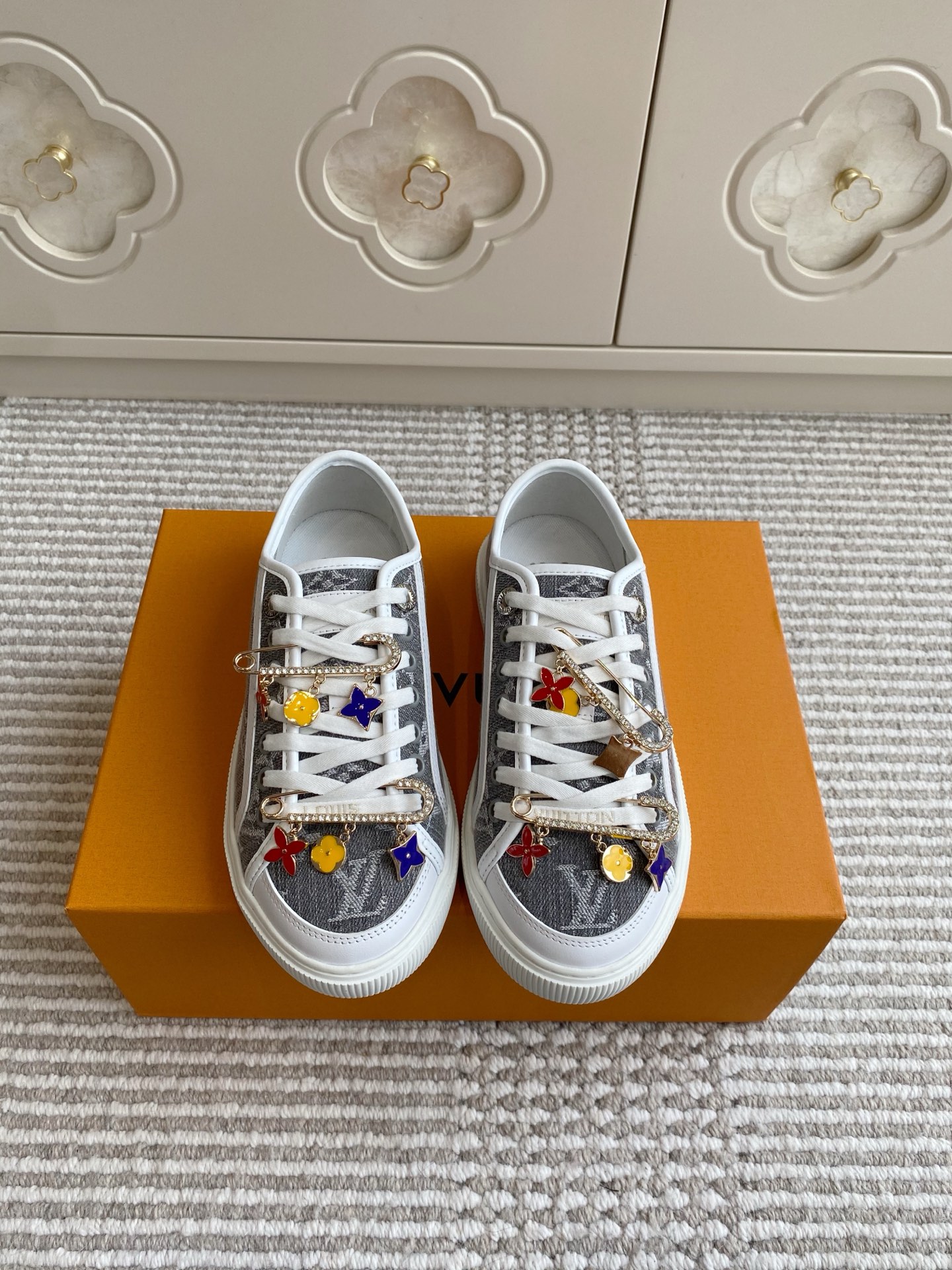 NO:403017,Batch (Accessories) Purchase grade Louis Vuiton Louis Vuitton 25ss new LV Lagoon series denim embossed presbyopia shoes skateboard shoes casual sneakers original purchase and development. The whole pair of shoes are purchased and developed. Zp developed and created. All customized materials. Exclusive mold opening sole. Details are shipped. Size 35-45 (for women and 45 custom made for men). Casual shoes/sports, louis vuitton, louis vuitton, louis vuitton, louis vuitton, sneakers19860909批（配饰） 代购级Louis Vuiton路易威登 25ss新款 LV Lagoon系列丹宁牛仔布压花老花帆布鞋滑板鞋休闲运动鞋 原版购入开发做货 整双鞋子采购Zp开发打造,全部定制材料 独家开模大底 细节全部对版出货 码数35-45（女40 男45定做）,休闲鞋/运动鞋,louis vuitton,louis vuitton,louis vuitton,sneakers,Women's Shoes