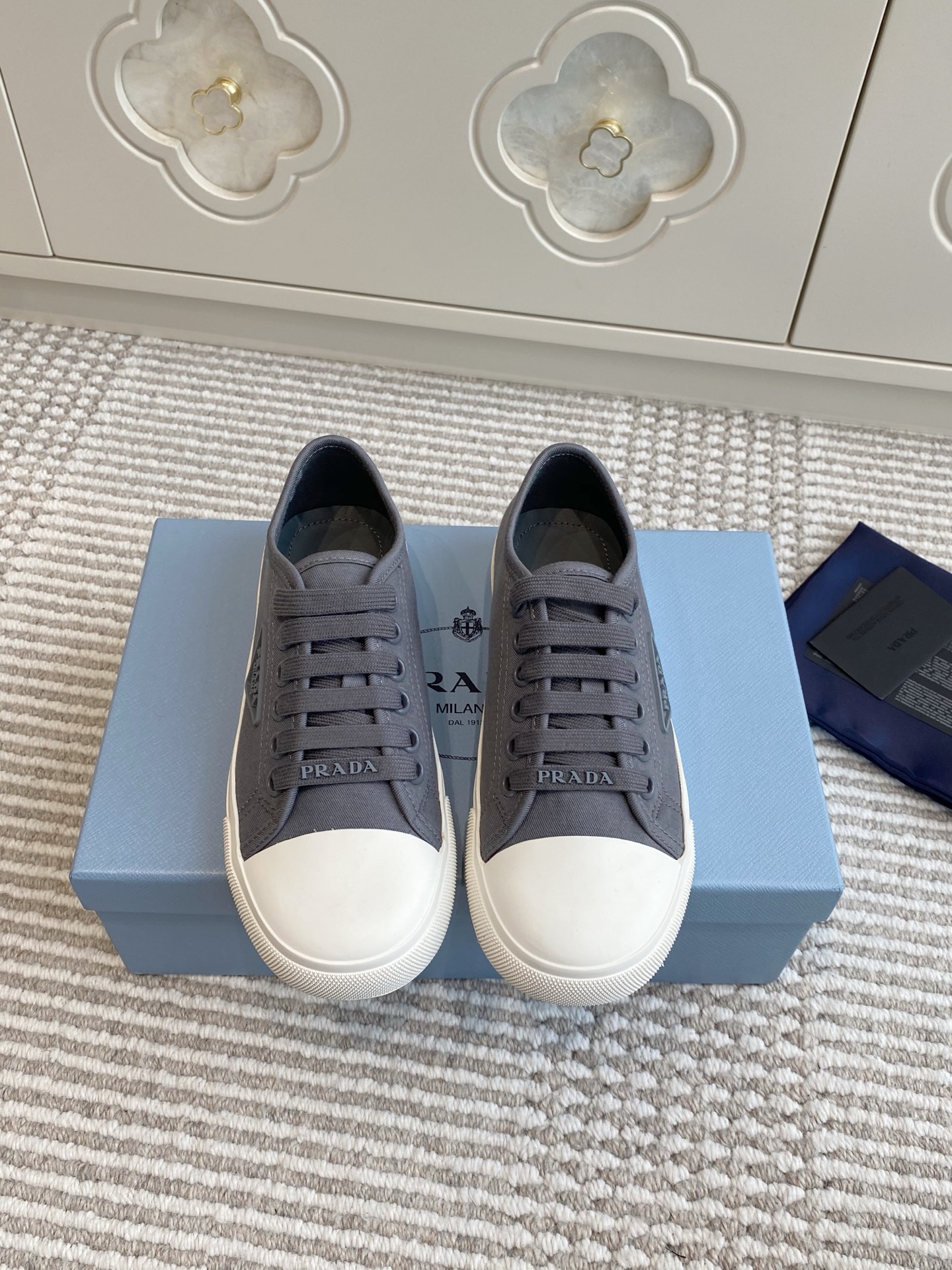 NO:403025,Prada Prada 25ss·Triangle Marker ·Round toe canvas shoes, board shoes, sneakers, technology canvas latest black technology. After a few years, Prada has brought us good-looking biscuit shoes. A must-have for fashionable essence that must not be missed. There is no complicated decoration, with excellent vintage feel, pure and minimalist, neat and poetic. The latest canvas has added a casual flavor. Original custom canvas for upper, sheepskin lining, original open molded sole, size 35-40 (40/41 custom-made, non-return and exchange), casual shoes/sports shoes, prada, prada, sneakers, sheepskin19860909批 代购级Prada·普拉达25ss·三角标·圆头帆布鞋 板鞋 运动鞋 科技帆布最新黑科技 相隔几年Prada又给我们带来好看的饼干鞋了 时髦精绝对不能错过的必入款,没有任何繁杂装饰,质感极好的vintage感,纯粹和极简做得利落又诗意.最新款的帆布,新增随性味道. 鞋面原版定制帆布 羊皮内里 原版开模大底 码数35-40（40/41定制不退换）,休闲鞋/运动鞋,prada,prada,sneakers,sheepskin,Women's Shoes