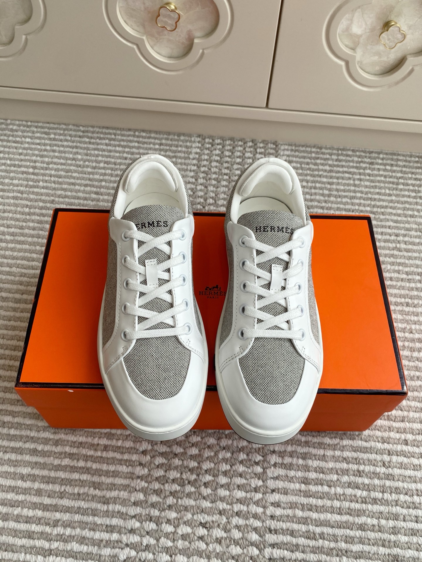 NO:403031,Comment on women and men Hermes couples H-lace-up thick-soled sports shoes, top quality, extreme craftsmanship, and new products are simultaneously launched in the counter. Every detail of the shoes is particularly attentive, quite eye-catching, and the elegant splicing elements highlight the outstanding temperament!  The fashionable flying lace-up method adds a casual atmosphere. The exquisite lines can invisibly better reflect the family design language, interspersed with exquisite lines, perfectly fit the foot shape, naturally outline the fashionable outline, achieve visual impact effect, and fully interpret a different sports style!  Imported fabric cowhide/Yangjing/foot-pad mixed sheepskin, comfortable feet, ip tpu big sole, seamless combination of German technical irradiation machine, lightweight, high elastic, non-slip and wear-resistant!  Original box packaging Size35-45 (Female 41, Men 46 customized), casual shoes/sports shoes, hermes, hermes, sneakers, cowhide, sheepskin, sheep19860909批女男 Hermes爱马仕情侣款H系带厚底运动鞋板鞋 顶级品质 工艺极致,同步专柜上新.鞋子的每一个细节都特别用心,相当惹眼,雅致的拼接元素,凸显不俗的气质！ 时尚飞织系带方式,增添休闲的气息,精致的线条,无形之中能够更好体现出家族式的设计语言,穿插精致的线条,完美契合脚型,自然的勾勒出时尚的轮廓,达到视觉上的冲击效果,充分演绎不一样的运动风格！ 面料进口牛皮/羊京/垫脚混种羊皮,脚感舒适,ip tpu 大底,德国技术照射机无缝组合 轻便高弹,防滑耐磨！原盒包装 Size35-45（女41 男46定做）,休闲鞋/运动鞋,hermes,hermes,sneakers,cowhide,sheepskin,sheep,Women's Shoes