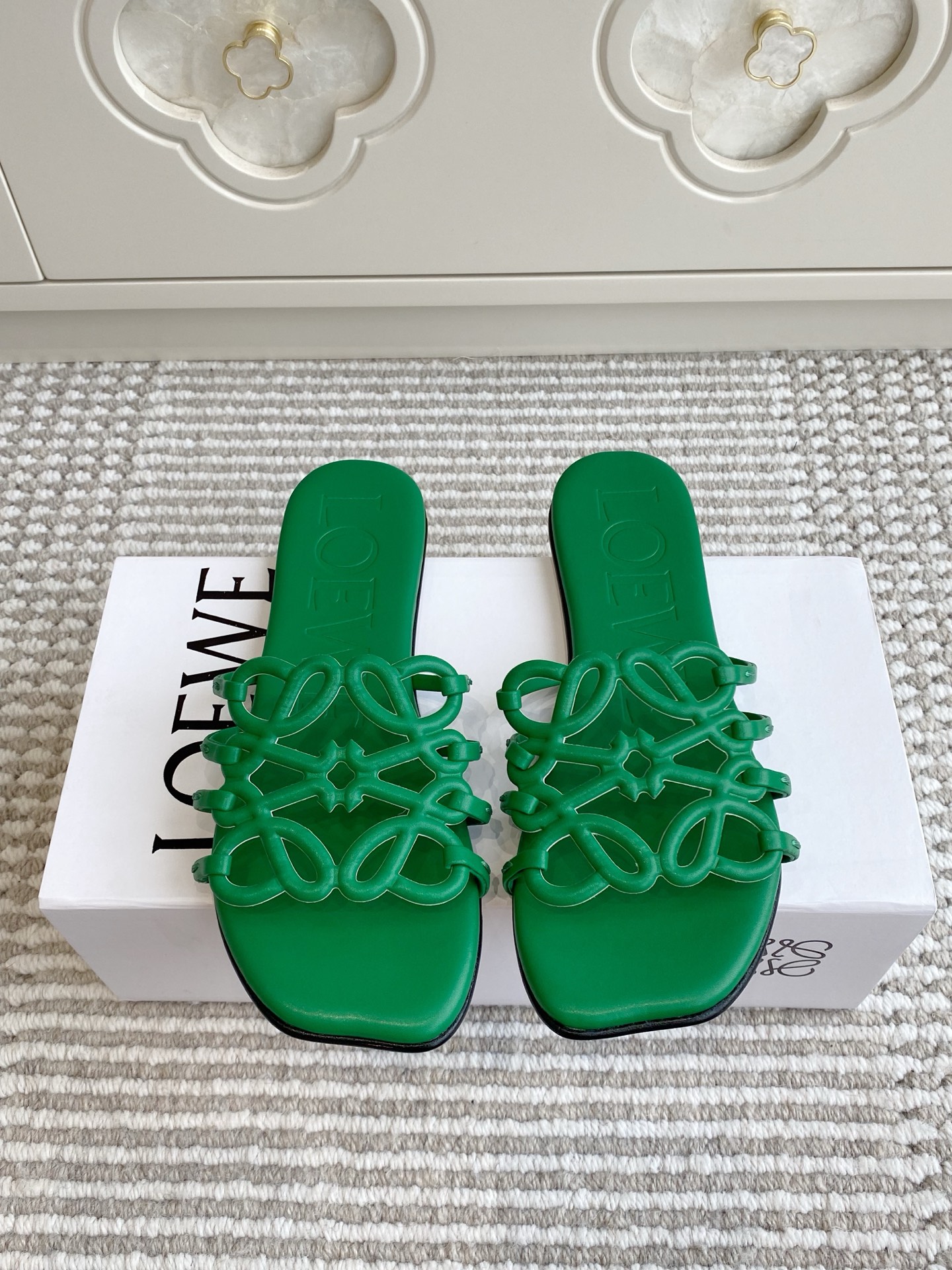 NO:403024,Loewe 25ss Anagram Summer Limited New Hollow Flat Slippers Full of Design Original Custom Italian Injection Molded Leather Sole!  Hand-woven craftsmanship, high-end temperament with a slack feel, suitable for matching with minimalist style, vacation style or urban commuting outfits size35-39 (customized for non-return and exchange of 40/41/42), slippers, loewe, loewe, slippers, Leather soles19860909批 loewe 罗意威25ss Anagram夏日限定新款镂空平底拖鞋 设计感十足原版定制意大利本色注塑真皮大底！手工编织工艺 自带松弛感的高级气质,适合搭配极简风、度假风或都市通勤装束 size35-39（40/41/42定做不退换）,拖鞋,loewe,loewe,slippers,Leather soles,Women's Shoes