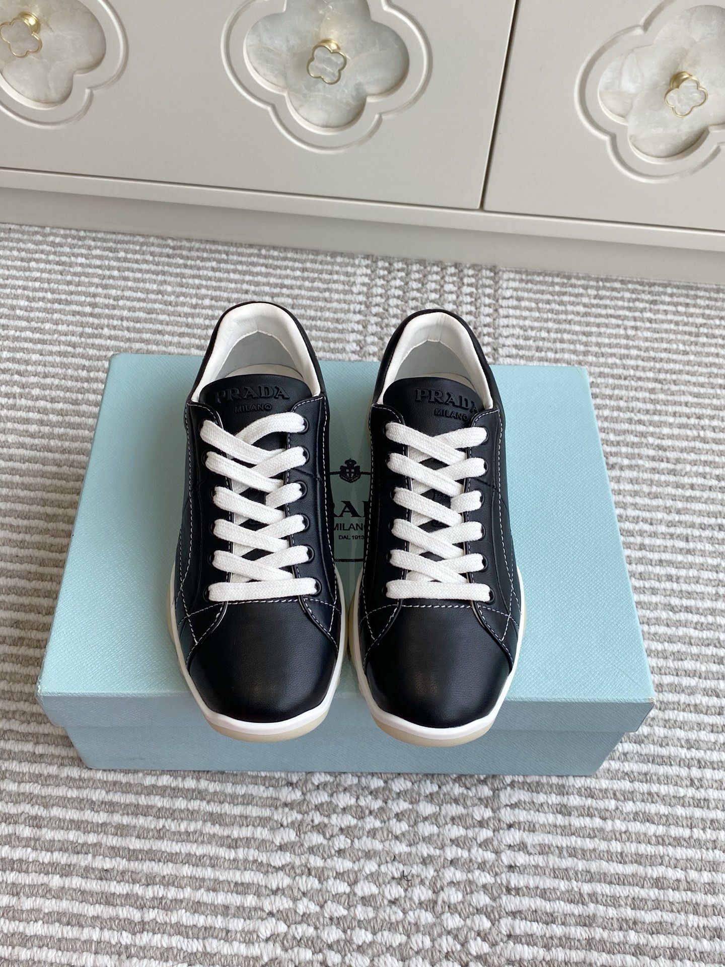 NO:402999,Prada 25ss Spring and summer new lace-up casual sports shoes German training shoes Seiko Manufactured Even stitching Leather texture Unsightly Multi-color splicing Fashionable and generous Soft and comfortable and breathable Shoe tongue decorated with classic letter logo P home classic sports shoes model Matched with fabric inner pendant logo cowhide leather foot pad Matched with P home exclusive rubber outsole Details and fine work A versatile product for travel Upper Inner Inner Footpad All use environmentally friendly sheepskin Size; 35-40 (40 custom made), casual shoes/sports shoes, prada, prada, sneakers, cowhide, sheepskin19860909批 Prada 普拉达 25ss 春夏新款系带休闲运动鞋 德训鞋 精工制造 缝线均匀 皮质质感一览无余 多色拼接 时尚大方 柔软舒适透气 鞋舌饰有经典字母logo P家经典运动鞋型 搭配织物内里 烫银logo牛皮脚垫 搭配P家专属橡胶大底 细节精工细作 出行百搭佳品 鞋面 内里 垫脚 全采用环保羊皮 码数；35-40（40定做）,休闲鞋/运动鞋,prada,prada,sneakers,cowhide,sheepskin,Women's Shoes