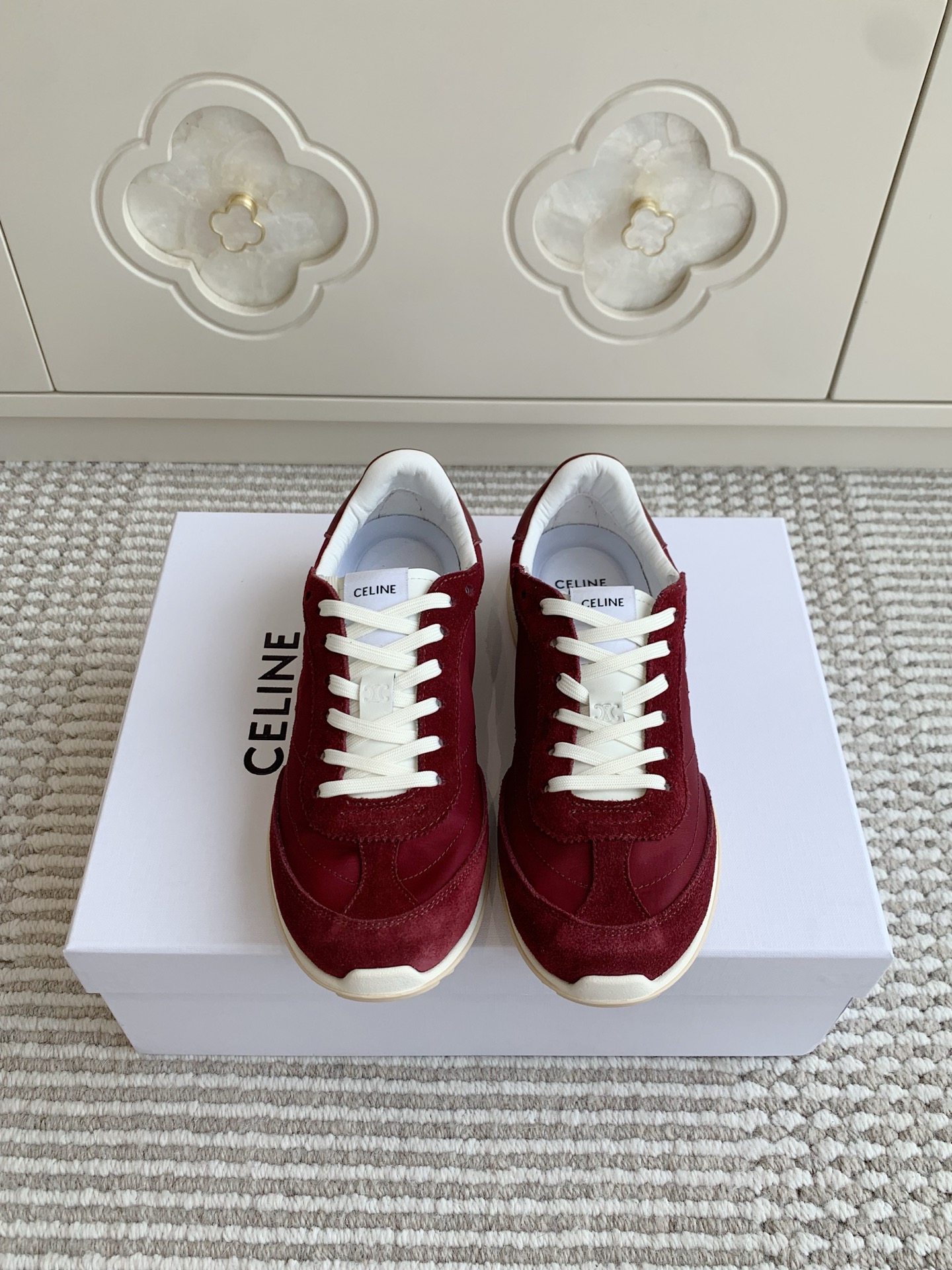 NO:408177,Celine·Silin's latest spring and summer Racer Forrest Gump shoes, German training shoes, sports shoes, many celebrity fashion bloggers plant grass, Forrest Gump shoes, classic design is never out of date, cool and versatile, whether it is sports style or casual wear on the street, it can perfectly adapt, easily improving the texture of the overall shape. Moreover, the design of this pair of shoes is very suitable for the foot, not tired of walking, and is also breathable in spring and summer, and will not sweat. Whether you are shopping, traveling or exercising, it can become your best match. The upper is high mercerized cowhide splicing breathable cloth Original private molding outsole Size35-40 (customized for 41), casual shoes/sports shoes, celine, sneakers, cowhide19860909Celine·思琳春夏最新款Racer 阿甘鞋 德训鞋 运动鞋 超多明星时尚博主种草 阿甘鞋鞋型设计经典永不过时 酷帅又百搭无论是运动风穿搭 还是日常出街的休闲装,它都能完美适配,轻松提升整体造型的质感 而且这双鞋的设计很贴合脚型,走路不累脚,春夏穿着也很透气,不会闷汗 不管你是去逛街、旅行还是运动,它都能成为你的最佳搭子 鞋面高丝光牛皮拼接透气布 原版私模大底 Size35-40（41定做）,休闲鞋/运动鞋,celine,sneakers,cowhide,Women's Shoes