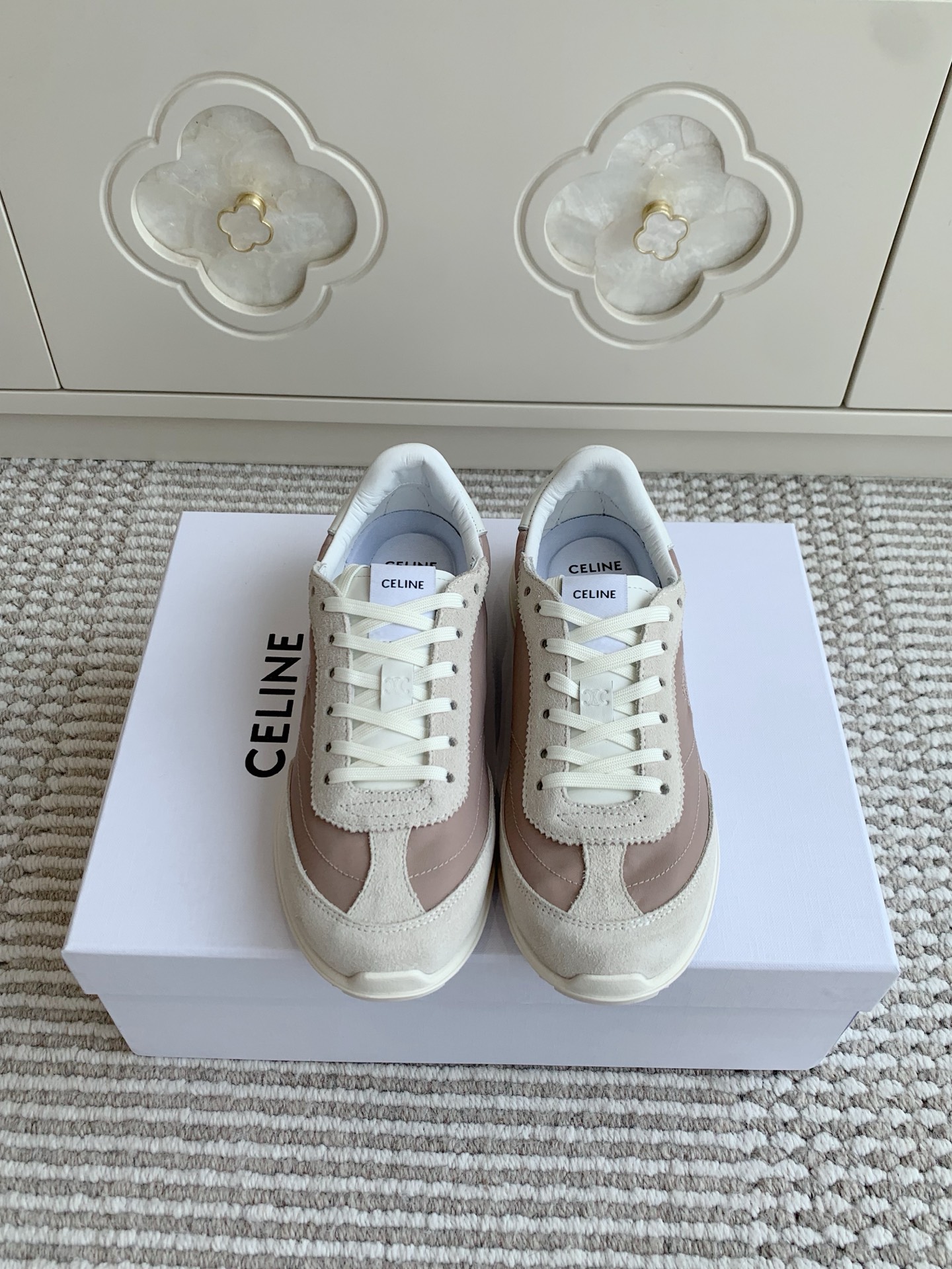 NO:408180,.Celine·Silin's latest spring and summer Racer Forrest Gump shoes, German training shoes, sports shoes, many celebrity fashion bloggers plant grass, Forrest Gump shoes, classic design is never out of date, cool and versatile, whether it is sports style or casual wear on the street, it can perfectly adapt, easily improving the texture of the overall shape. Moreover, the design of this pair of shoes is very suitable for the foot, not tired of walking, and is also breathable in spring and summer, and will not sweat. Whether you are shopping, traveling or exercising, it can become your best match. The upper is high mercerized cowhide splicing breathable cloth, original private molding outsole Size35-40 (customized for 41), casual shoes/sports shoes, celine, sneakers, cowhide19860909.Celine·思琳春夏最新款Racer 阿甘鞋 德训鞋 运动鞋 超多明星时尚博主种草 阿甘鞋鞋型设计经典永不过时 酷帅又百搭无论是运动风穿搭 还是日常出街的休闲装,它都能完美适配,轻松提升整体造型的质感 而且这双鞋的设计很贴合脚型,走路不累脚,春夏穿着也很透气,不会闷汗 不管你是去逛街、旅行还是运动,它都能成为你的最佳搭子 鞋面高丝光牛皮拼接透气布 原版私模大底 Size35-40（41定做）,休闲鞋/运动鞋,celine,sneakers,cowhide,Women's Shoes