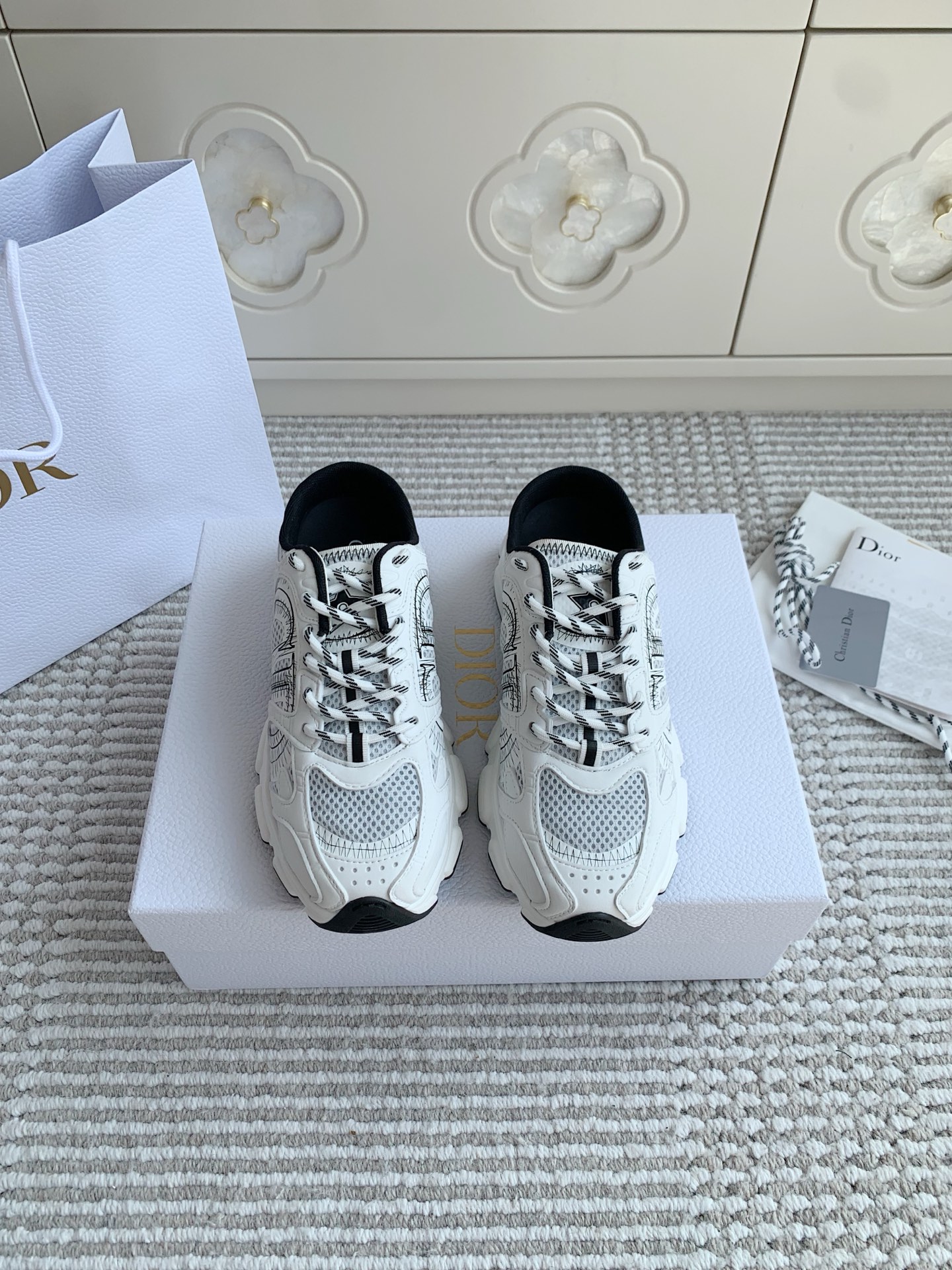 NO:421564,Batch Couple model Dio…r Dior 25 new Dior Chrono CD thick-soled daddy shoes·Vintage sports slippers Top quality This Dior Chrono sneaker is a new product in the 2025 autumn series. It reinterprets the running shoes with a heel-exposed design, highlighting the high-order style of Dior. White mesh fabric is paired with silver tones and white laminated leather effect inserts, classic details such as CD logos on both sides, star patches on the tongue and Dior logo on the back highlight the style. Two-color shoelaces are made of light soles and star patterns, which can create a casual look, suitable for all seasons. Original custom technology fabric/top layer cowhide/original custom embroidered webbing Mesh breathable inner Original open mold lucky star big sole  size35-46, daddy shoes semi-trailer, dior, dior, sneakers, slippers, cowhide19860909批 情侣款 Dio…r迪奥25新品Dior Chrono CD厚底老爹鞋·复古运动拖鞋 顶级品质 这款 Dior Chrono 运动鞋是二零二五秋季系列新品,以露跟设计重新演绎跑步鞋,彰显 Dior 的高订风格.白色网眼织物搭配银色调和白色层压皮革效果镶片,两侧的 CD 标志、鞋舌上的星星补丁和后侧的 Dior 标志等经典细节彰显格调.采用双色鞋带,轻盈鞋底搭配星星图案,可打造休闲造型,四季皆宜. 原版定制科技面料/头层牛皮/原版定制刺绣织带 网眼透气内里 原版开模幸运星大底 size35-46,老爹鞋半拖,dior,dior,sneakers,slippers,cowhide,Women's Shoes