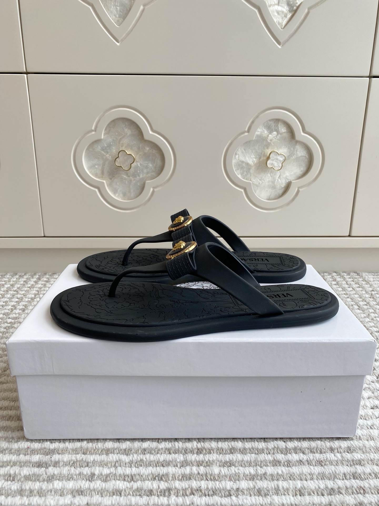 Versace Batch 384 Slippers: Elegant Logo with Medusa Golo Design, Size 35-41. - 图片 3