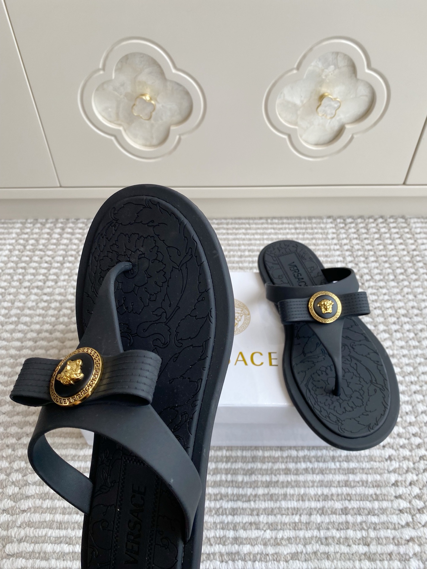 Versace Batch 384 Slippers: Elegant Logo with Medusa Golo Design, Size 35-41. - 图片 5