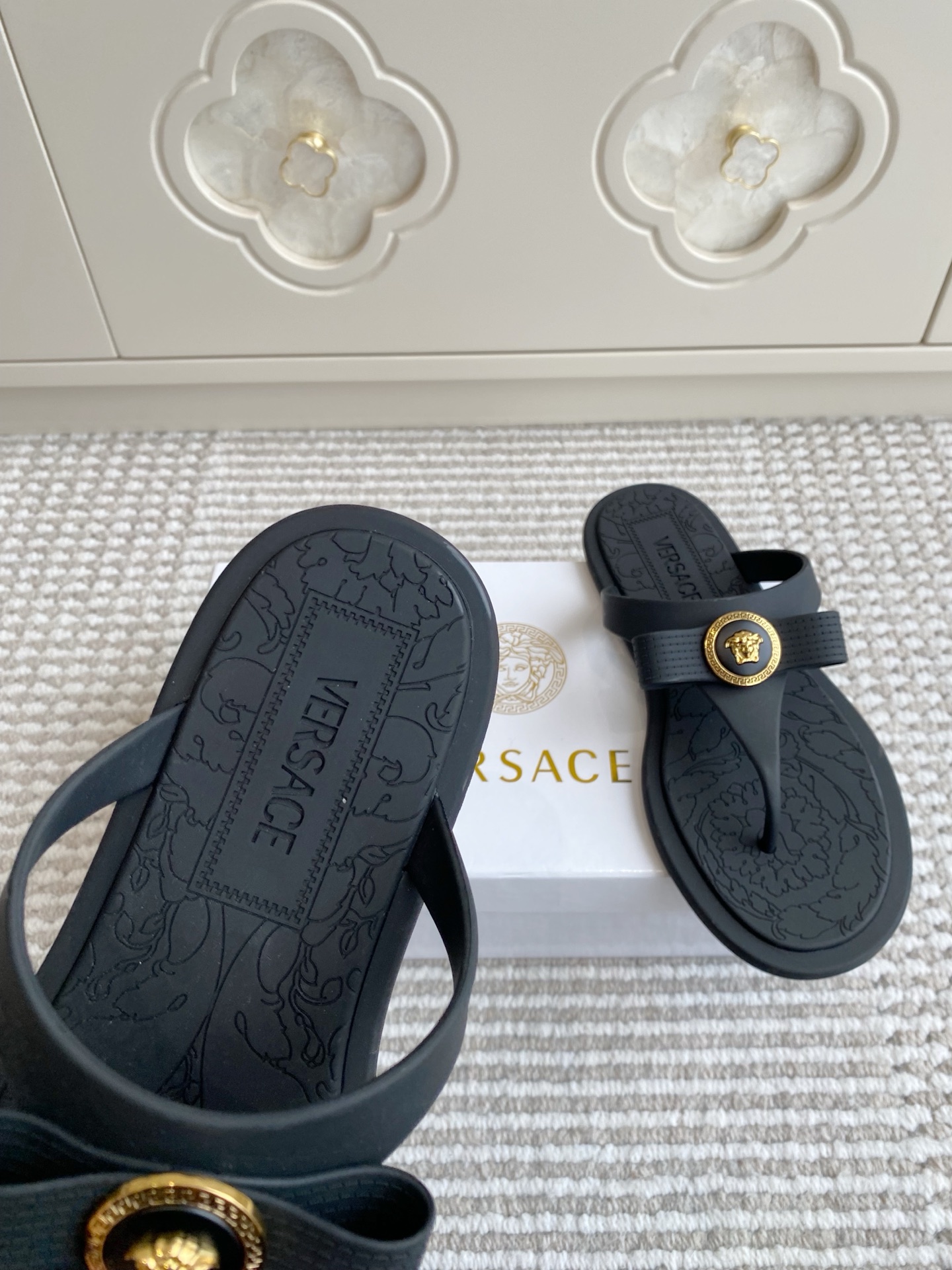Versace Batch 384 Slippers: Elegant Logo with Medusa Golo Design, Size 35-41. - 图片 7