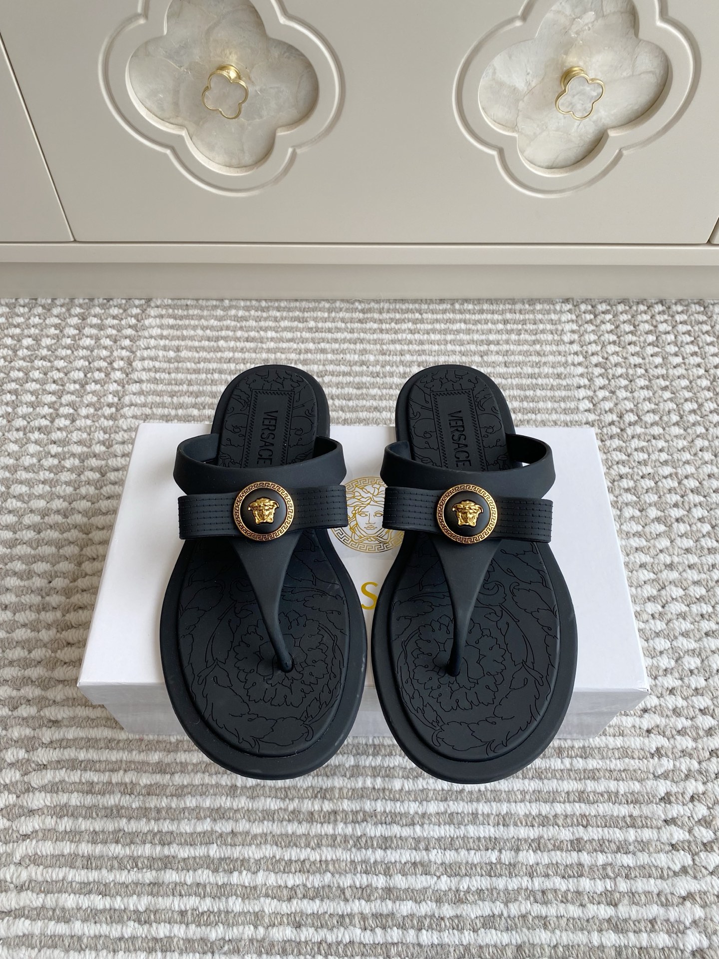 Versace Batch 384 Slippers: Elegant Logo with Medusa Golo Design, Size 35-41. - 图片 1