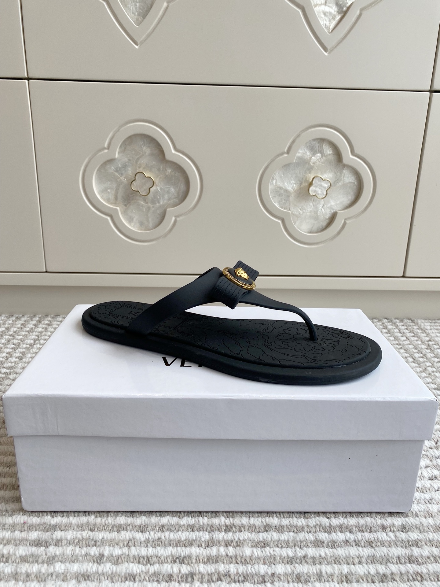Versace Batch 384 Slippers: Elegant Logo with Medusa Golo Design, Size 35-41. - 图片 4