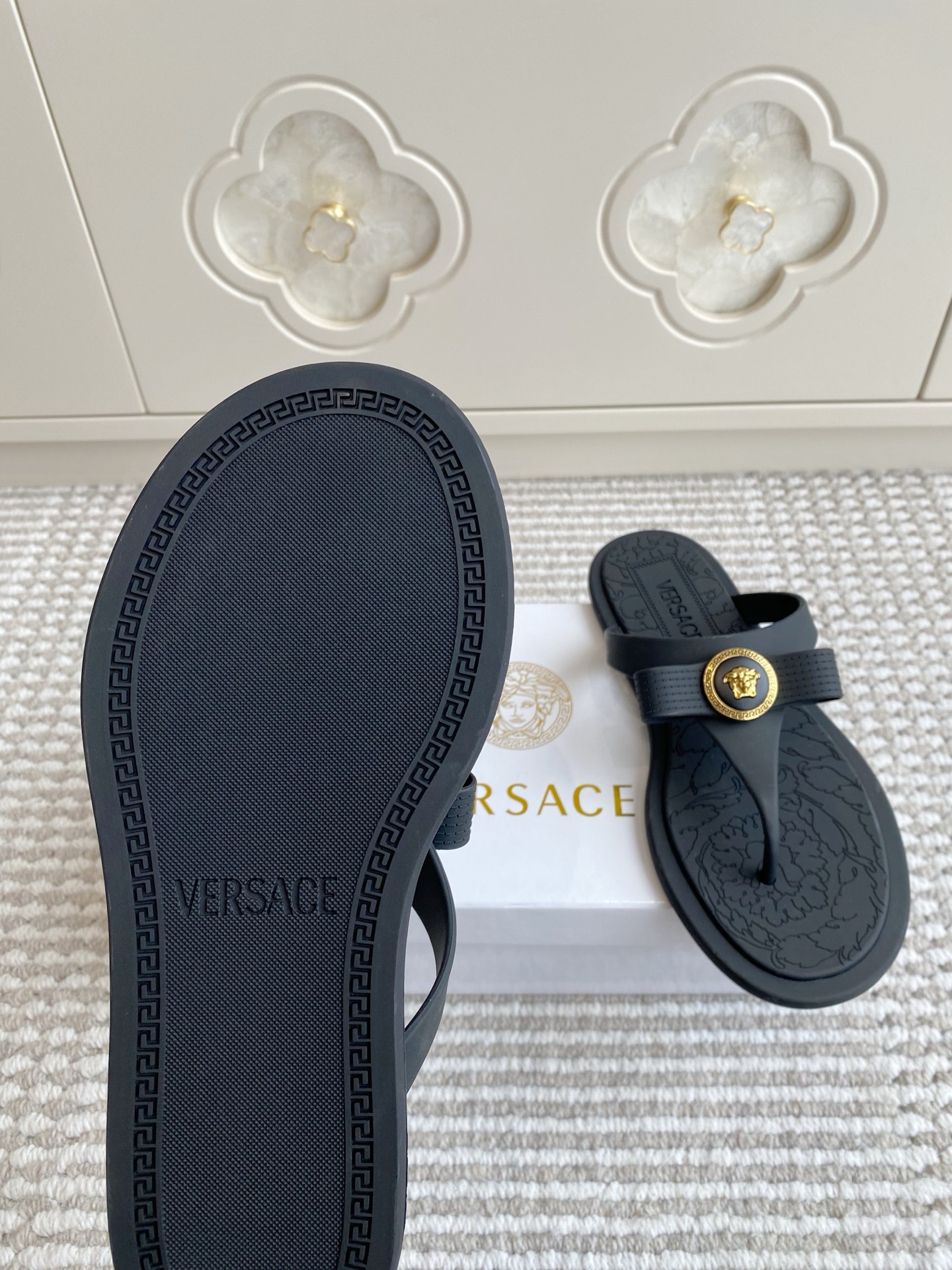 Versace Batch 384 Slippers: Elegant Logo with Medusa Golo Design, Size 35-41. - 图片 9