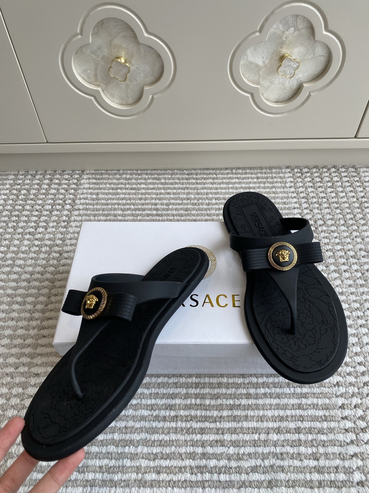 Versace Batch 384 Slippers: Elegant Logo with Medusa Golo Design, Size 35-41. - 图片 2