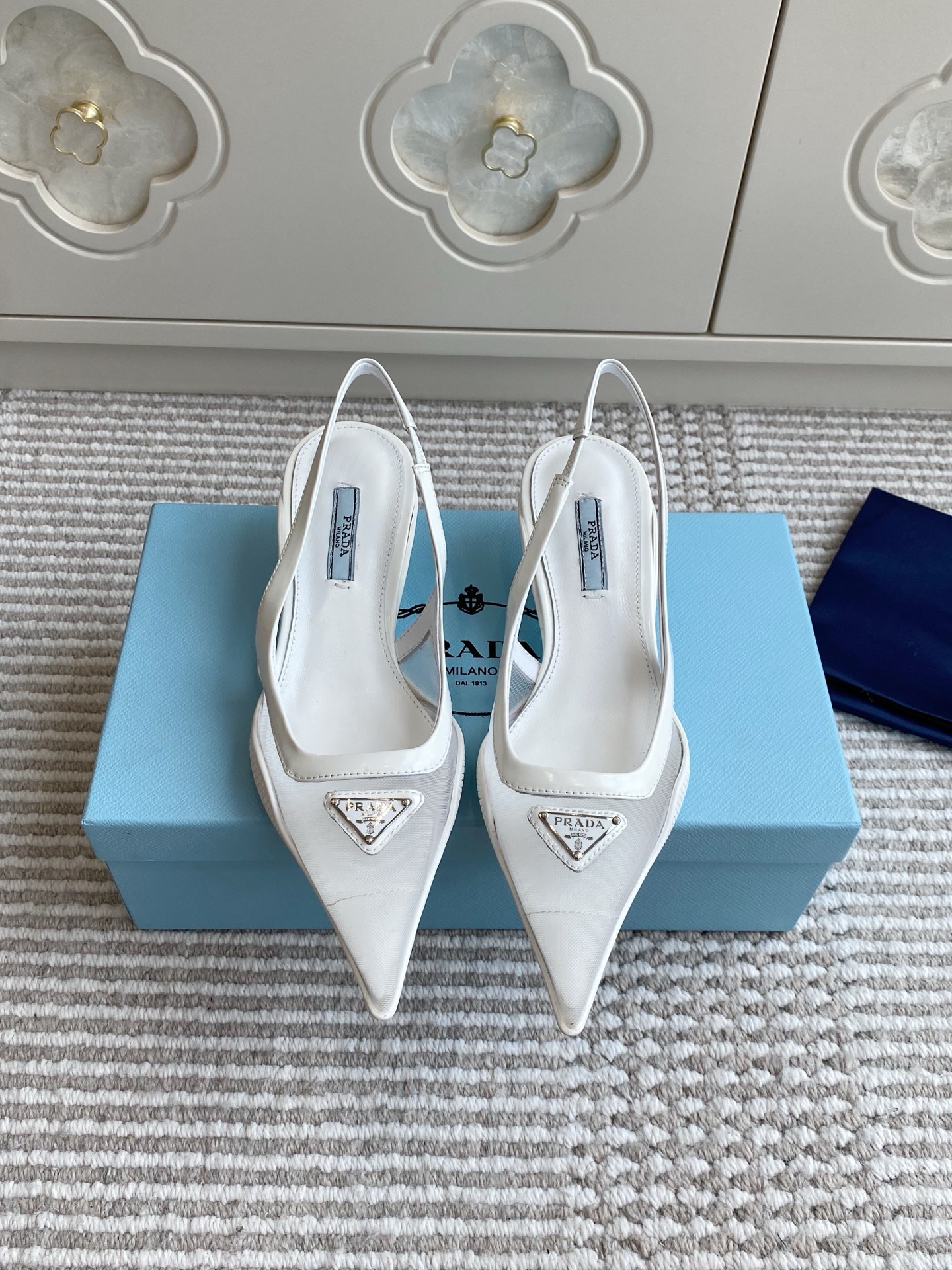 NO:445565,Mesh, leather, Prada, Prada catwalk style, triangle logo kitten heel pointed toe shoes, top quality, this high heel is equipped with comma heels, the shoes reinterpret Prada's past design elements, wrapping the upper with a rubber sole, creating a mixed shoe shape that combines soft pointed toe silhouette and sports elements. The upper imported original beaded cowhide/imported mesh/sheepskin lining, genuine leather outsole, heel height 3.5cm size35-39 (34.40.41 custom-made, non-returned), high heels, prada, prada, sandals, high heels, cowhide, sheepskin, Leather soles19860909批网面 皮面 Prada普拉达走秀款三角标小猫跟尖头单鞋 顶级品质 这款高跟鞋配有逗号跟,鞋履重释Prada往昔的设计元素,用橡胶鞋底环绕鞋面,营造出融柔美的尖头廓形和运动元素于一身的混搭鞋型. 鞋面进口原版开边珠牛皮/进口网面/羊皮内里 真皮大底 跟高3.5cm size35-39（34.40.41定制不退换）,高跟鞋凉鞋,prada,prada,sandals,high heels,cowhide,sheepskin,Leather soles,Women's Shoes