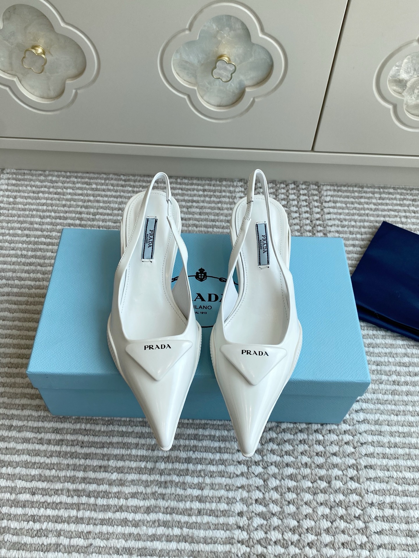 NO:445579,Mesh, leather, Prada, Prada catwalk style, triangle logo kitten heel pointed toe shoes, top quality, this high heel is equipped with comma heels, the shoes reinterpret Prada's past design elements, wrapping the upper with a rubber sole, creating a mixed shoe shape that combines soft pointed toe silhouette and sports elements. The upper imported original beaded cowhide/imported mesh/sheepskin lining, genuine leather outsole, heel height 3.5cm size35-39 (34.40.41 custom-made, non-returned), high heels, prada, prada, sandals, high heels, cowhide, sheepskin, Leather soles19860909批网面 皮面 Prada普拉达走秀款三角标小猫跟尖头单鞋 顶级品质 这款高跟鞋配有逗号跟,鞋履重释Prada往昔的设计元素,用橡胶鞋底环绕鞋面,营造出融柔美的尖头廓形和运动元素于一身的混搭鞋型. 鞋面进口原版开边珠牛皮/进口网面/羊皮内里 真皮大底 跟高3.5cm size35-39（34.40.41定制不退换）,高跟鞋凉鞋,prada,prada,sandals,high heels,cowhide,sheepskin,Leather soles,Women's Shoes