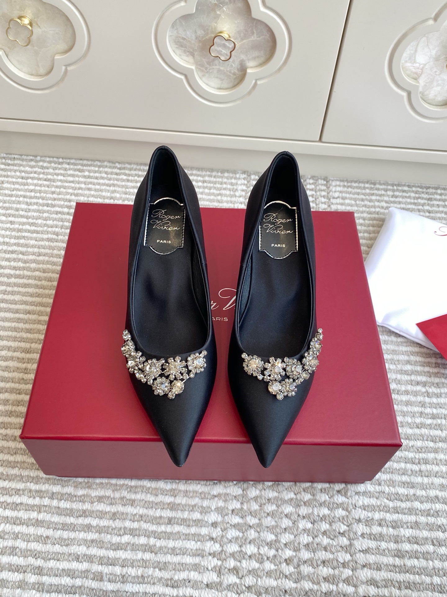 NO:445545,Batch slippers Single shoes Roger vivierRV Efflorescence Flower diamond silk pointed high heels rv is crazy, beauty reaches a new level!  Jewelry on the toe is well-deserved, heel height 6.5cm, imported silk satin/skin lining, imported leather outsole, size 35-39 (40/41 custom made without return or exchange), semi-torque high heels, roger vivier, high heels, slippers, sheepskin, real silk, Leather soles19860909批拖鞋 单鞋 Roger vivierRV Efflorescence花钻真丝尖头高跟鞋 rv简直杀疯了,美出新高度！足尖上的珠宝名不虚传 跟高6.5cm 进口真丝缎面/羊皮内里 进口真皮大底 码数35-39（40/41定制不退换）,半拖高跟鞋,roger vivier,high heels,slippers,sheepskin,real silk,Leather soles,Women's Shoes