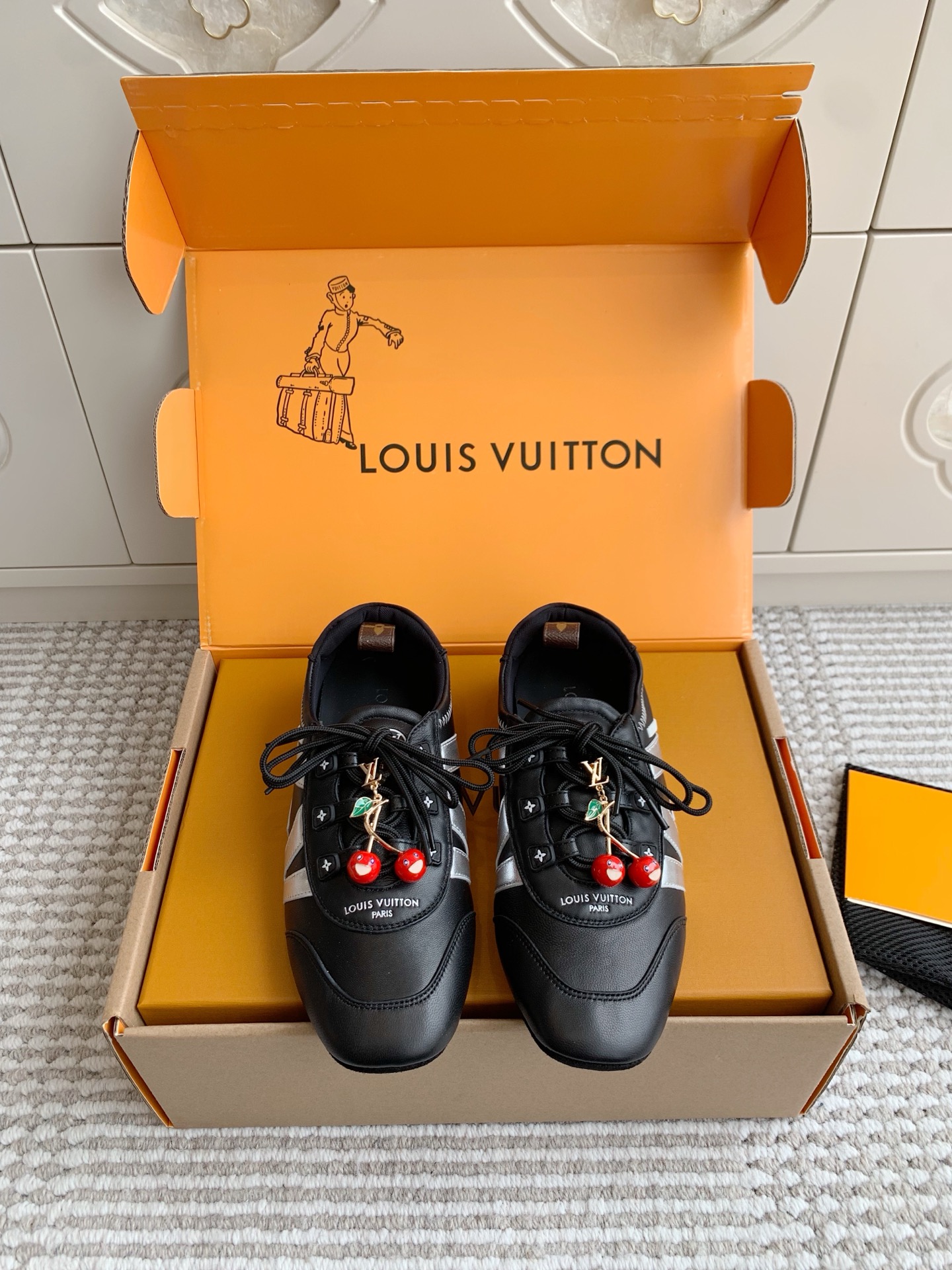 NO:445503,New color batch for women 350 men cherry 50/group (official website synchronous box packaging) Purchasing grade Louis donkey couple sneakerina Forrest Gund training shoes·Ballet sports shoes LV Sneakerina ballet style sneakers are made of sheep leather, matched with suede cowhide and flexible TPU outsole, combining the comfortable texture of sneakers and the lightweight configuration of ballet shoes, allowing you to flexibly control various occasions. Side LV logo and Monogram canvas rear straps highlight details. Upper imported cowhide/Yangjing/customized sequins breathable mesh + sheepskin inner original injection molded TPU outsole size women 35-40 (34/41 custom made without return) size men's size 39-45, casual shoes/sports shoes, louis vuitton, louis  vuitton,louis vuitton,louis vuitton,sneakers,cowhide,sheepskin,sheep19860909新色批女350 男 樱桃50/组（官网同步盒包装） 代购级Louis驴家情侣sneakerina 阿甘德训鞋·芭蕾运动鞋 LV Sneakerina 芭蕾风运动鞋取材羊皮革,搭配绒面牛皮革饰边和柔韧 TPU 外底,以创意巧思结合运动鞋的舒适质感和芭蕾舞鞋的轻盈构型,可灵活驾驭各式场合.侧面 LV 标识和 Monogram 帆布后袢带点睛细节. 鞋面进口牛皮/羊京/定制亮片 透气网+羊皮内里 原版注塑TPU大底 size女35-40（34/41定做不退换） size男码39-45,休闲鞋/运动鞋,louis vuitton,louis vuitton,louis vuitton,louis vuitton,sneakers,cowhide,sheepskin,sheep,Women's Shoes