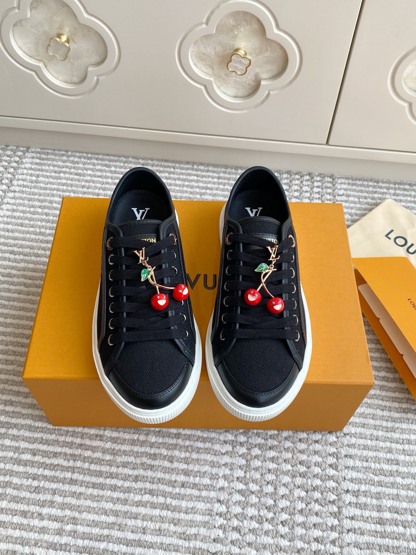 NO:445521,Batch accessories/50 Louis Vuiton Louis Vuitton 25ss new LV Lagoon series denim embossed presbyopia shoes skateboard shoes casual sneakers original purchase and development. The whole pair of shoes are purchased and developed. Zp development and creation. All customized materials. Exclusive mold opening sole. Details are shipped. Size 35-45 (for women and 45 custom made for men). Casual shoes/sports, louis vuitton, louis vuitton, louis vuitton, louis vuitton, sneakers19860909批配饰/50 Louis Vuiton路易威登 25ss新款 LV Lagoon系列丹宁牛仔布压花老花帆布鞋滑板鞋休闲运动鞋 原版购入开发做货 整双鞋子采购Zp开发打造,全部定制材料 独家开模大底 细节全部对版出货 码数35-45（女40 男45定做）,休闲鞋/运动鞋,louis vuitton,louis vuitton,louis vuitton,sneakers,Women's Shoes