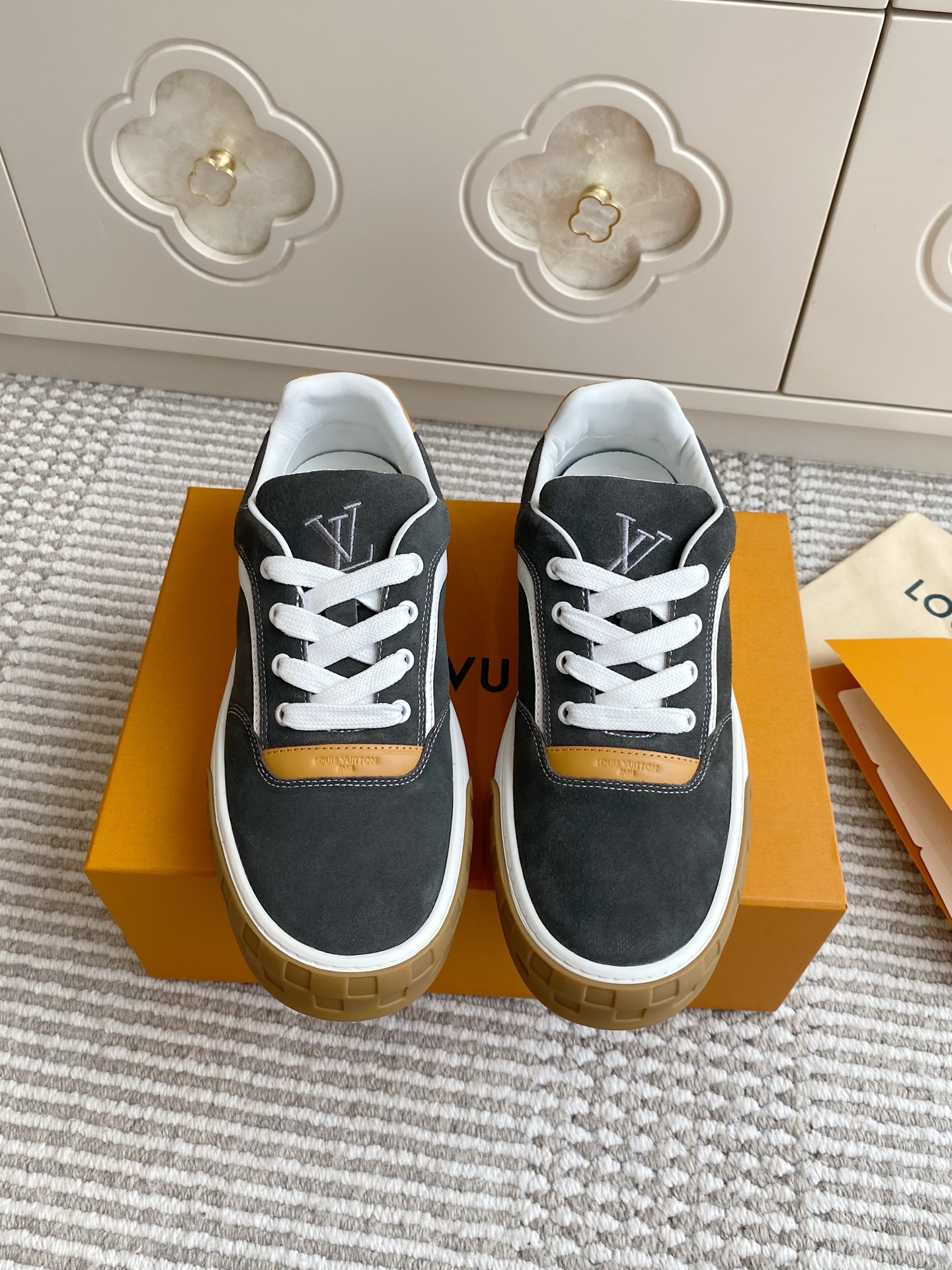 NO:445537,Batch LV Louis Vuitton 25ss new men's sports shoes casual shoes original empty glue craftsmanship·very comfortable on the feet Luxury materials Fine workmanship The midsole is printed with European-made English letters The upper is spliced ​​by calfskin imported from Italy The side is decorated with brand LOGO logo and signature The latest latex footbed mesh lining, super comfortable foot feeling Original special original two-color TPU combination sole Packing process Goodyear stitching locking Exclusive custom head-layer cowhide craft full computer needle car pull thread Toe back cover Back cover Hot and cold set Full set of pull-up sleeve medium and low logo pattern Size 39-45, casual shoes/sports shoes, louis vuitton, louis vuitton, sneakers, cowhide19860909批 LV 路易威登 25ss新款男士 运动鞋 休闲鞋 原版空胶工艺·上脚非常舒适 奢侈用料 做工精细 中底印有欧洲制造英文字母 鞋面由意大利进口小牛皮拼接 侧边饰有品牌LOGO标志及签名 最新乳胶垫脚网布内里,脚感超舒适 原厂特供原版双色TPU组合大底 套包工艺 固特异缝合锁边 独家定制头层牛皮 工艺全电脑针车拉线 鞋头 后套 冷热定型 全套拉帮套楦中低logo花纹 码数39-45,休闲鞋/运动鞋,louis vuitton,louis vuitton,sneakers,cowhide,Women's Shoes