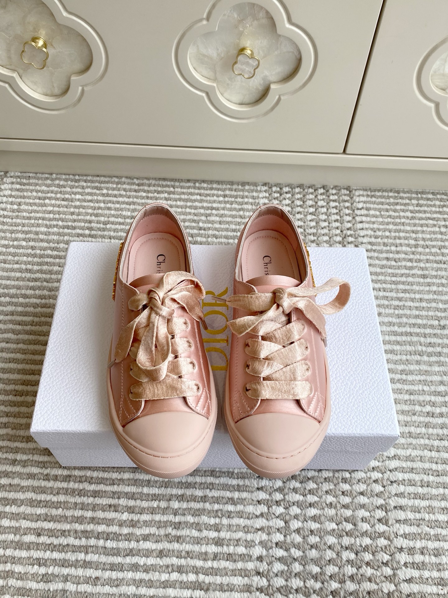 NO:445551,Dior Dior New Lucky silk satin casual sneakers DIOR Designers really understand girls’ needs in summer. This new Lucky thin-soled shoes are as cute as her name and thin-soled-mouth design makes the whole pair of shoes very light and easy to wear. Satin fabric, paired with satin wide shoelaces in the same color, beautiful to the sun, so beautiful and aphasic. The soft shoe body is unique on the clouds and socks and skirts. It is fashionable and lazy to walk. It is full of elegance with a casual shot. Small and expensive sizes 35-40 sizes, casual shoes/sports shoes, dior, dior, sneakers, skirts, real silk, socks19860909批 Dior 迪奥 新品lucky真丝缎面休闲运动鞋  DIOR 设计师真的太懂女生夏天的需求了 这次的新品Lucky薄底鞋就像她的名字一样可爱薄底+浅口设计让整双鞋非常轻盈好穿 缎面面料 搭配同色调缎面宽鞋带 阳光下美到失语 软乎乎的鞋身像踩在云朵上配袜子裙裤都一绝 走起来带风又慵懒 随手一拍就是满满的优雅感 小巧显贵 码数35-40码,休闲鞋/运动鞋,dior,dior,sneakers,skirts,real silk,socks,Women's Shoes