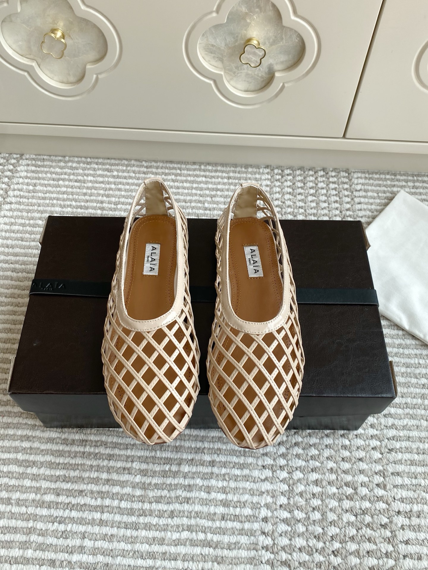 NO:445482,Alaia 25ss new leather fishing net shoes/loafers Alaia new fishing net shoes come on. The leather weaving is more fashionable and personalized. Breathable and comfortable, one of the essential ballet shoes for summer vacations. Alaia is ultimate comfort and versatile. The cross-belt design has a ballet feeling. The same style as Zhang Xiaohui, sweet and cool ballet style. A very popular ballet shoes, romantic and charming. Original custom cowhide, sheepskin inner private mold rubber non-slip sole. Size 35-42 (40.41.42 custom made without return), sandals, alaia, loafers, sandals, cowhide, sheepskin19860909批 代购级Alaia 25ss新款皮面渔网单鞋/乐福鞋 Alaia 新款渔网鞋来咯 皮质编织更显时尚个性. 透气舒适,夏日度假必备的芭蕾舞鞋之一,兜兜转转还得是Alaia 极致的舒适和百搭 交叉带的设计有种芭蕾舞的感觉 章小蕙同款 甜酷芭蕾风 人气超高的一款芭蕾舞鞋,浪漫又迷人 原版订制牛皮 羊皮内里 私模橡胶防滑大底 码数35-42（40.41.42订做不退换）,凉鞋,alaia,loafers,sandals,cowhide,sheepskin,Women's Shoes