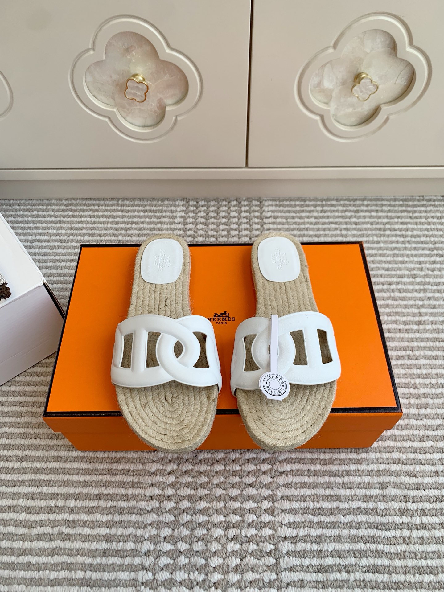 NO:445454,Batch (original box) Purchase grade Hermes Famosa series pig nose straw slippers Nappa leather straw shoes, matched with braided soles. The straps are inspired by the classic 'Chaine d'Ancre' pattern, suitable for summer style, creating a casual style. Imported goatskin/sheepskin lining Imported leather soles size35-39 (40 custom made without return and exchange), slippers, hermes, hermes, slippers, espadrilles, sheepskin, Leather soles19860909批（原版盒） 代购级Hermes爱马仕Famosa系列猪鼻子草编拖鞋 Nappa皮革草编鞋,搭配编绳鞋底. 袢带灵感源自经典“Chaine d'Ancre”图案,适合夏日造型,打造休闲风格. 进口山羊皮/羊皮内里 进口真皮大底 size35-39（40定做不退换）,拖鞋,hermes,hermes,slippers,espadrilles,sheepskin,Leather soles,Women's Shoes