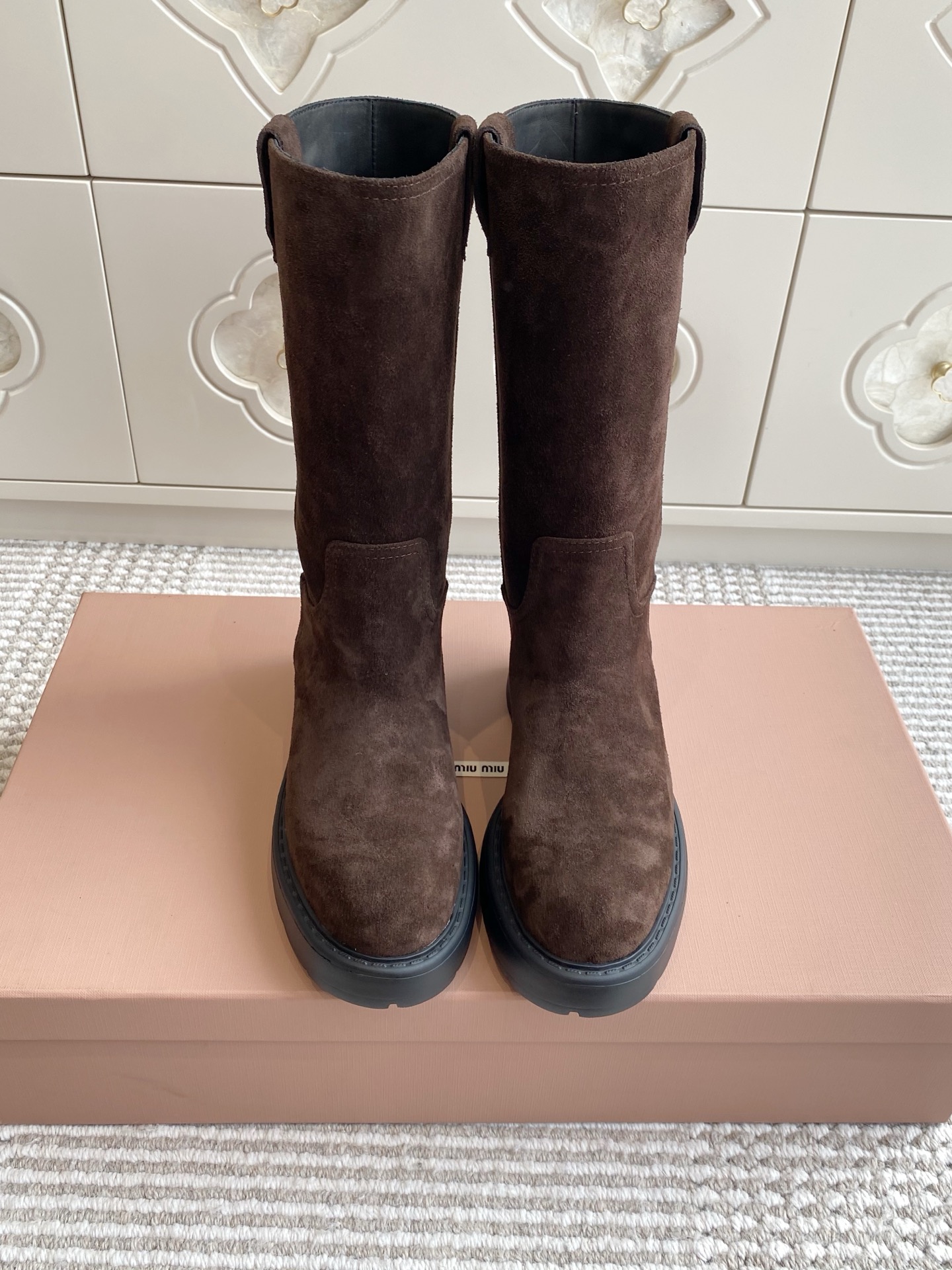 NO:445412,六文版六文版 wool MiuMiu/六文版 25ss Autumn and Winter · Extra large hot catwalk · Thick-soled non-slip warm wool mid-tube boots Martin boots wool boots Appears on the covers of major fashion magazines· Used by celebrities and bloggers from Xiaohongshu. It is particularly amazing to your feet. You won’t regret it when you close your eyes. It can be salty or sweet. It is very convenient to wear~ A super comfortable boot (ZP development, customized materials) Customized upper imported cowhide imported wool inside, sole zp open mold anti-slip wear-resistant rubber outsole Size 35-39 (40.41 can be customized without return and exchange) (full package), boots, miumiu, boots, cowhide, sheep19860909批 羊京牛皮 羊毛 MiuMiu/缪缪25ss秋冬·超大热走秀款·厚底防滑保暖毛里中筒靴马丁靴毛毛靴 出现在各大时装杂志封面·各路明星、小红书博主着用,上脚尤为惊艳到你的一款,闭眼入都是不会后悔·搭配还是可咸可甜 非常方便穿着～超舒适的一款靴子（ZP开发、订制材料） 鞋面定制进口头层牛皮 内里进口羊毛 鞋底zp开模防滑耐磨橡胶大底 码数35-39 (40.41可定做不退换)（全套包装）,靴子,miumiu,boots,cowhide,sheep,Women's Shoes