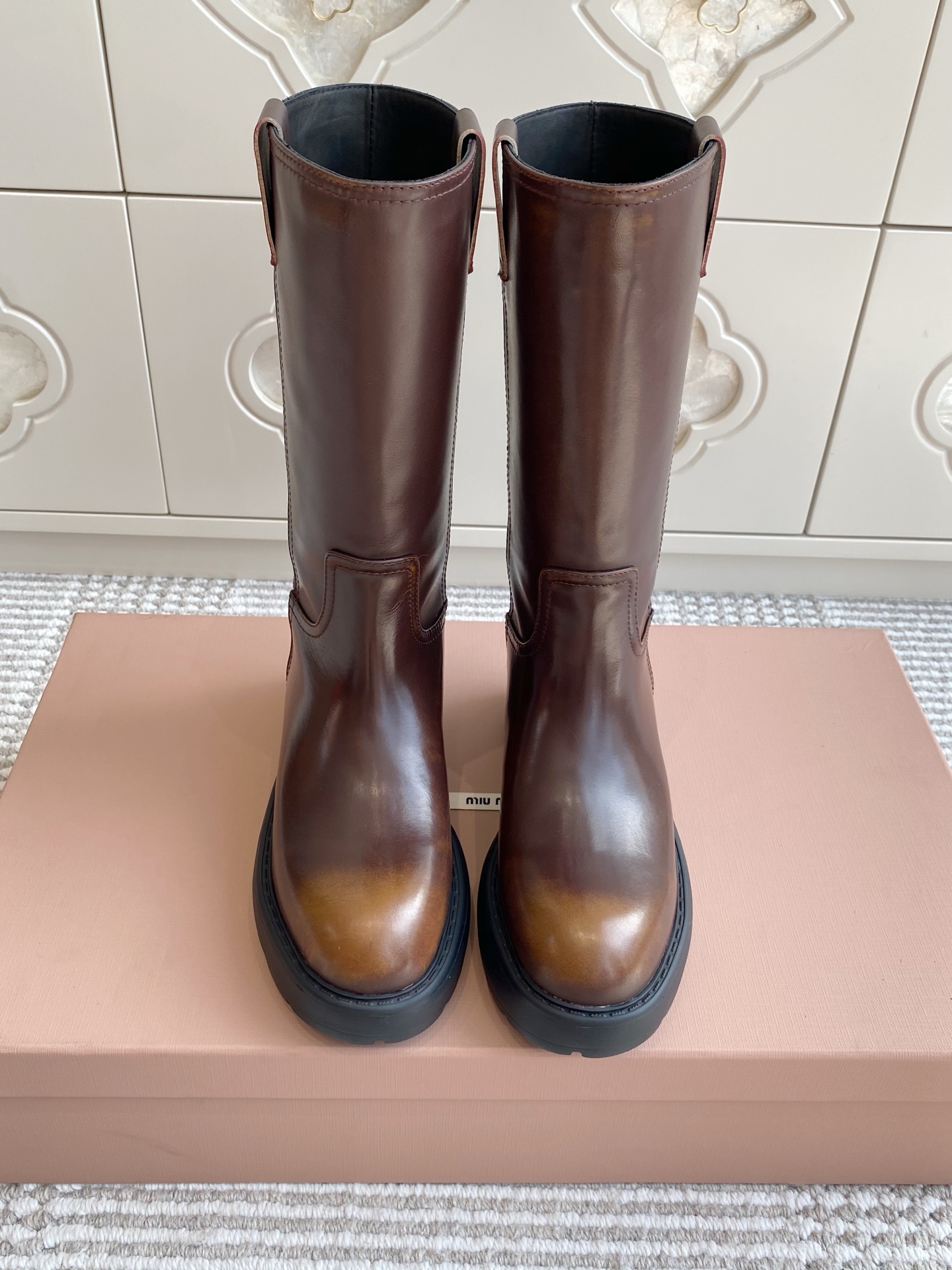 NO:445425,六文版六文版 wool MiuMiu/六文版 25ss Autumn and Winter · Extra large hot catwalk · Thick-soled non-slip warm wool mid-tube boots Martin boots wool boots Appears on the covers of major fashion magazines· Used by celebrities and bloggers from Xiaohongshu. It is particularly amazing to your feet. You won’t regret it when you close your eyes. It can be salty or sweet. It is very convenient to wear~ A super comfortable boot (ZP development, customized materials) Customized upper imported cowhide imported wool inside, sole zp open mold anti-slip wear-resistant rubber outsole Size 35-39 (40.41 can be customized without return and exchange) (full package), boots, miumiu, boots, cowhide, sheep19860909批 羊京牛皮 羊毛 MiuMiu/缪缪25ss秋冬·超大热走秀款·厚底防滑保暖毛里中筒靴马丁靴毛毛靴 出现在各大时装杂志封面·各路明星、小红书博主着用,上脚尤为惊艳到你的一款,闭眼入都是不会后悔·搭配还是可咸可甜 非常方便穿着～超舒适的一款靴子（ZP开发、订制材料） 鞋面定制进口头层牛皮 内里进口羊毛 鞋底zp开模防滑耐磨橡胶大底 码数35-39 (40.41可定做不退换)（全套包装）,靴子,miumiu,boots,cowhide,sheep,Women's Shoes