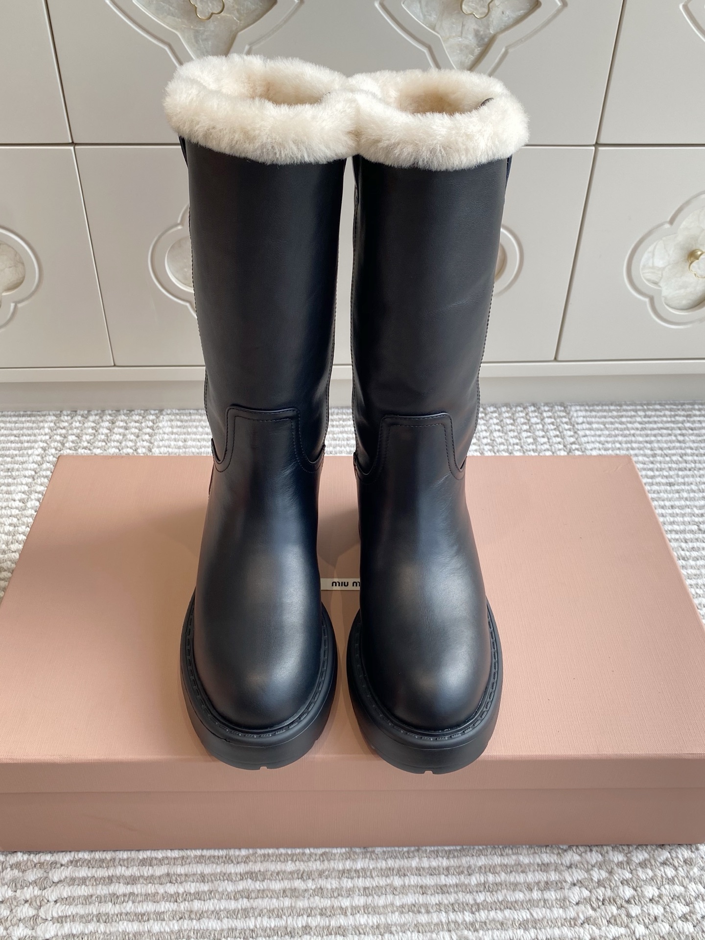 NO:445436,六文版六文版 wool MiuMiu/六文版 25ss Autumn and Winter · Extra large hot catwalk · Thick-soled non-slip warm wool mid-tube boots Martin boots wool boots Appears on the covers of major fashion magazines· Used by celebrities and bloggers from Xiaohongshu. It is particularly amazing to your feet. You won’t regret it when you close your eyes. It can be salty or sweet. It is very convenient to wear~ A super comfortable boot (ZP development, customized materials) Customized upper imported cowhide imported wool inside, sole zp open mold anti-slip wear-resistant rubber outsole Size 35-39 (40.41 can be customized without return and exchange) (full package), boots, miumiu, boots, cowhide, sheep19860909批 羊京牛皮 羊毛 MiuMiu/缪缪25ss秋冬·超大热走秀款·厚底防滑保暖毛里中筒靴马丁靴毛毛靴 出现在各大时装杂志封面·各路明星、小红书博主着用,上脚尤为惊艳到你的一款,闭眼入都是不会后悔·搭配还是可咸可甜 非常方便穿着～超舒适的一款靴子（ZP开发、订制材料） 鞋面定制进口头层牛皮 内里进口羊毛 鞋底zp开模防滑耐磨橡胶大底 码数35-39 (40.41可定做不退换)（全套包装）,靴子,miumiu,boots,cowhide,sheep,Women's Shoes
