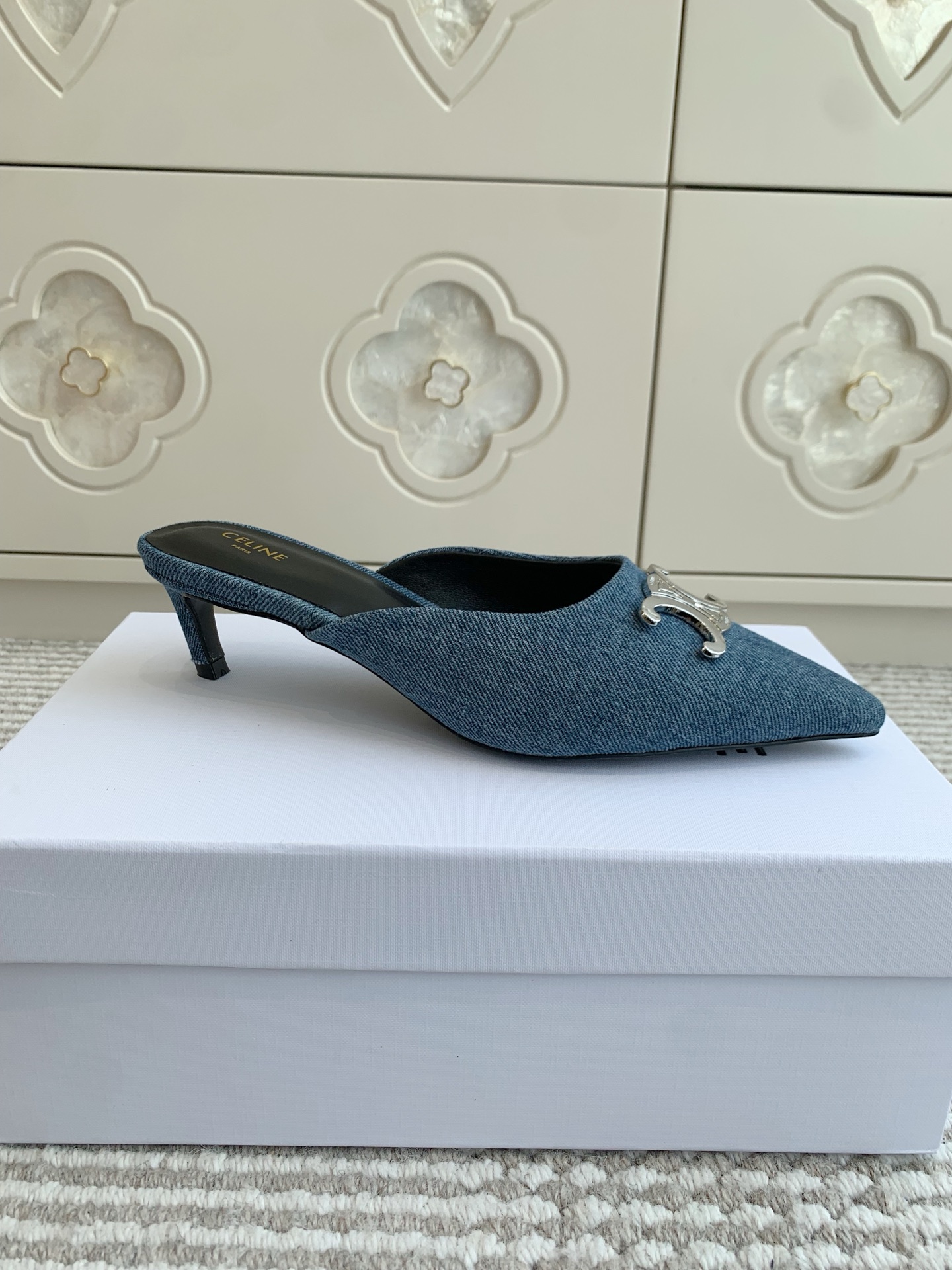Fashion Alert: Celine Selin 2025 SS Collection Features Cowboy Shoes and Smooth Sandals - 图片 3