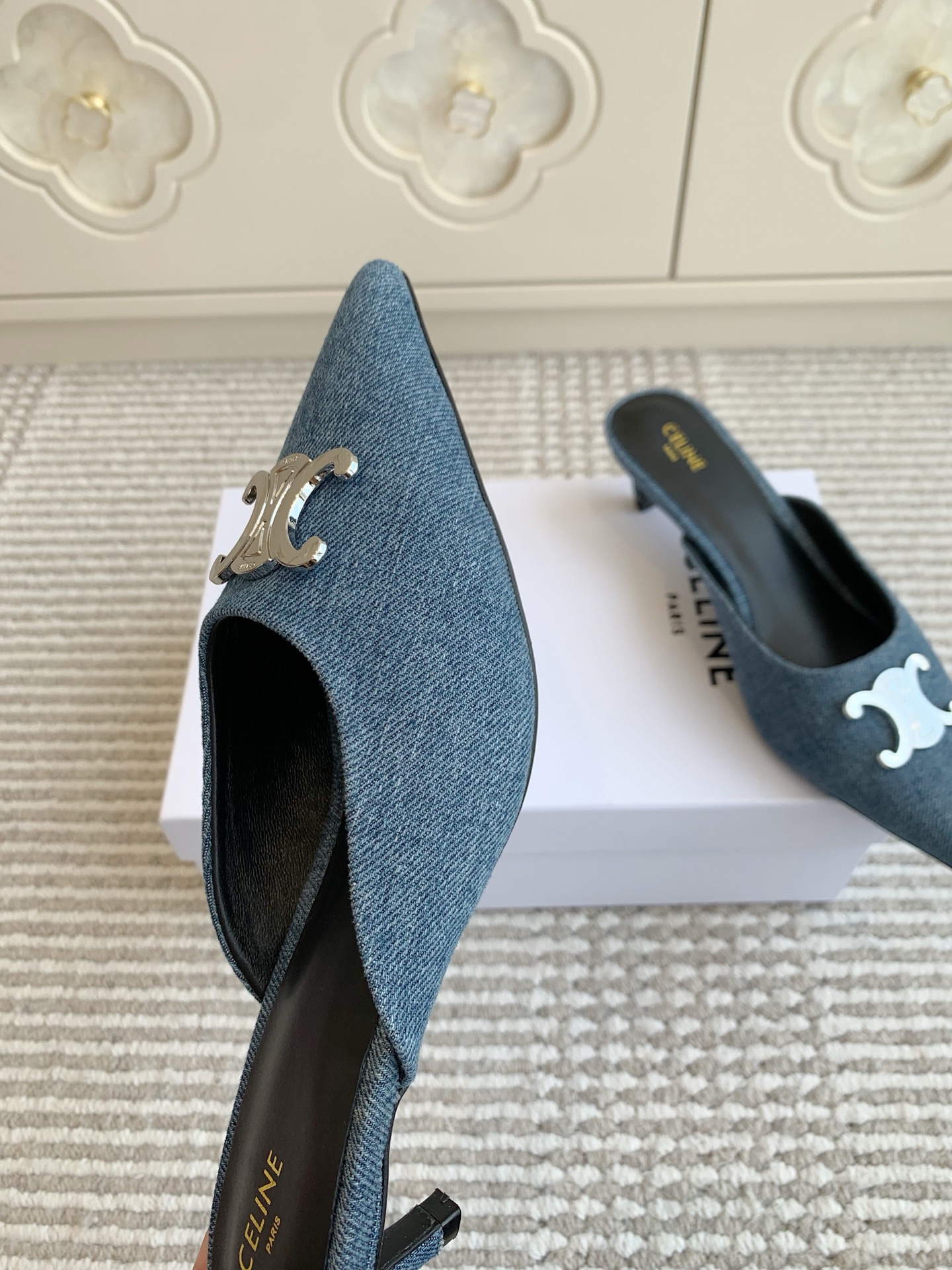 Fashion Alert: Celine Selin 2025 SS Collection Features Cowboy Shoes and Smooth Sandals - 图片 4