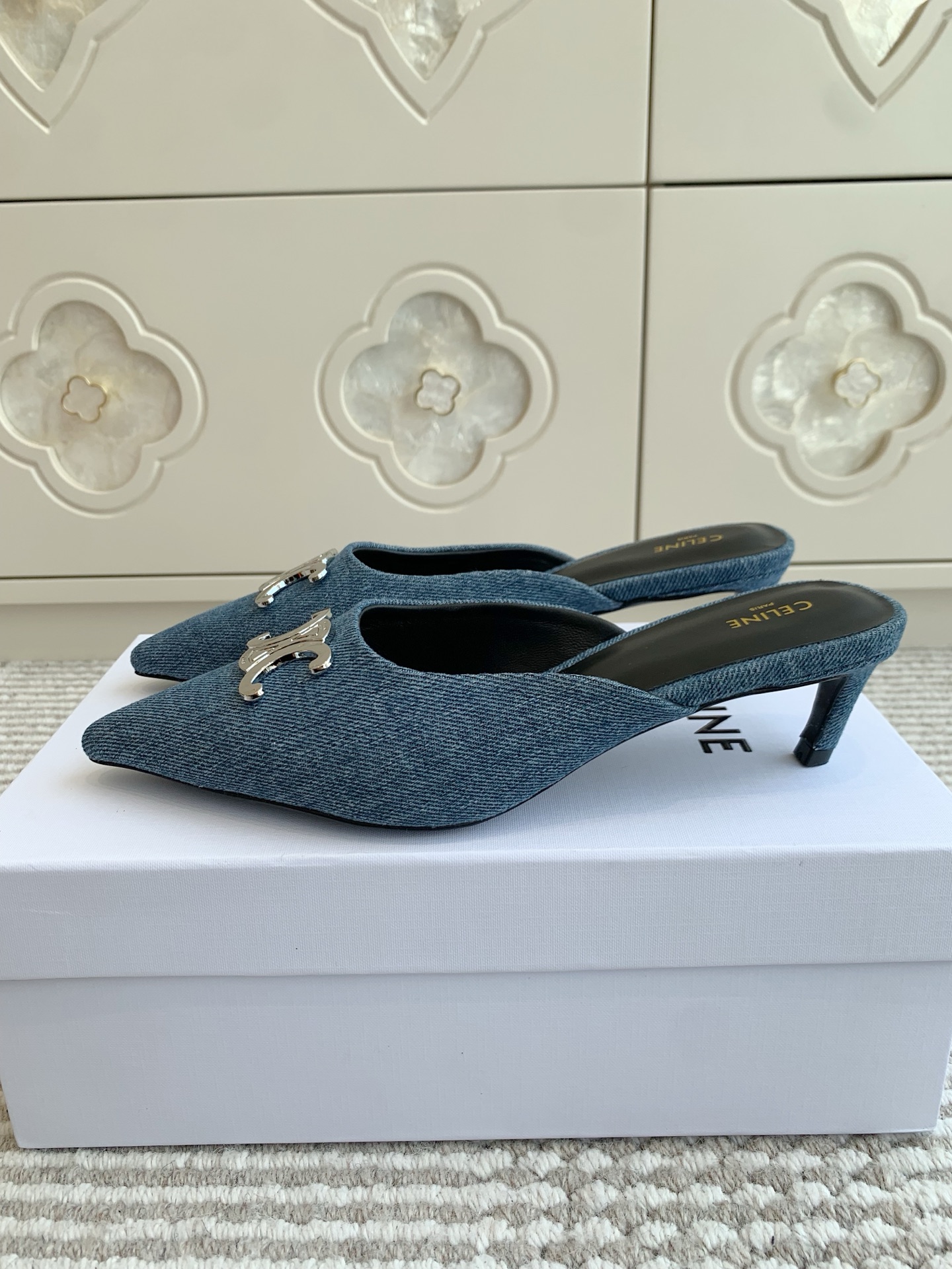 Fashion Alert: Celine Selin 2025 SS Collection Features Cowboy Shoes and Smooth Sandals - 图片 2