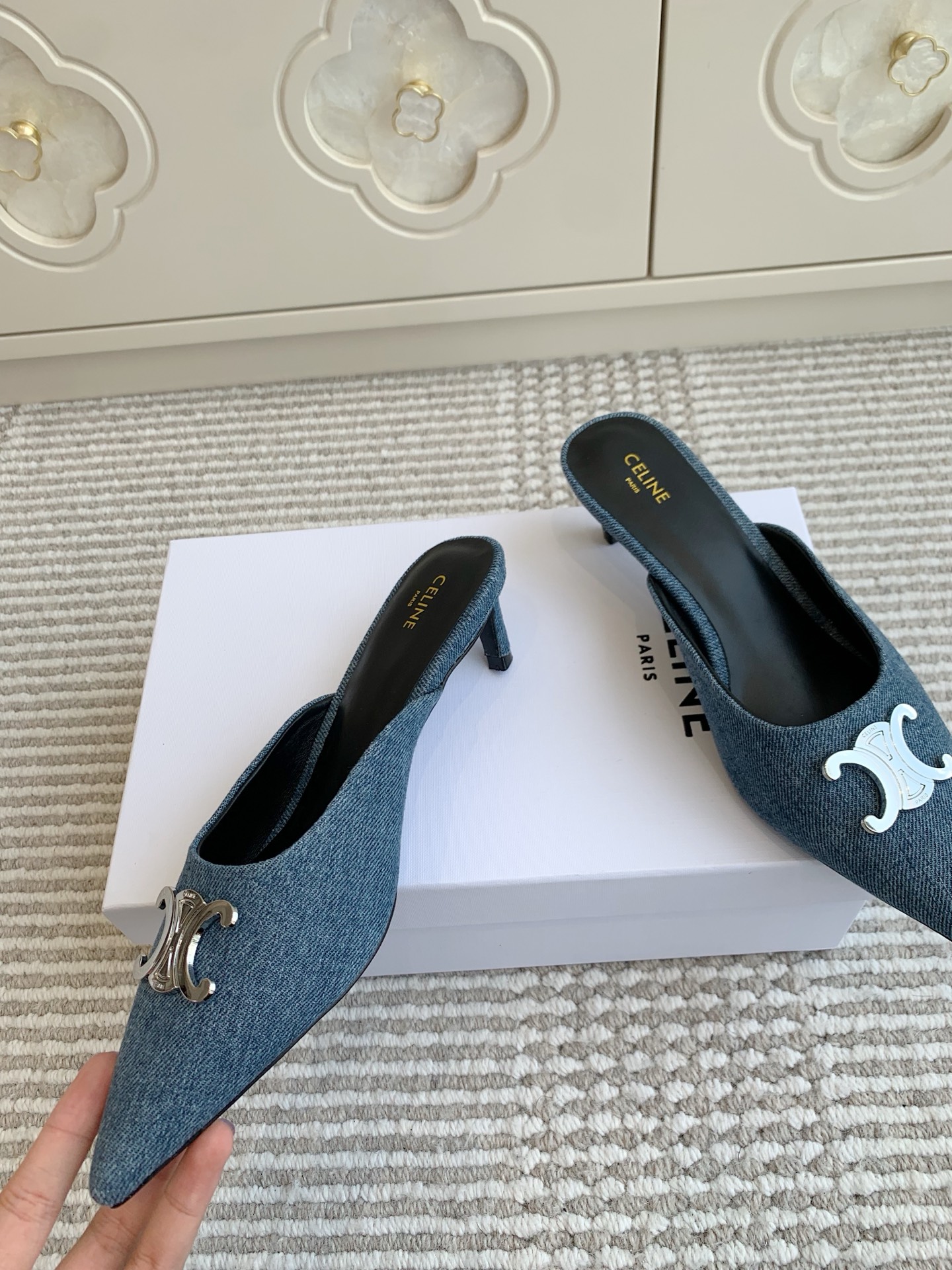 Fashion Alert: Celine Selin 2025 SS Collection Features Cowboy Shoes and Smooth Sandals