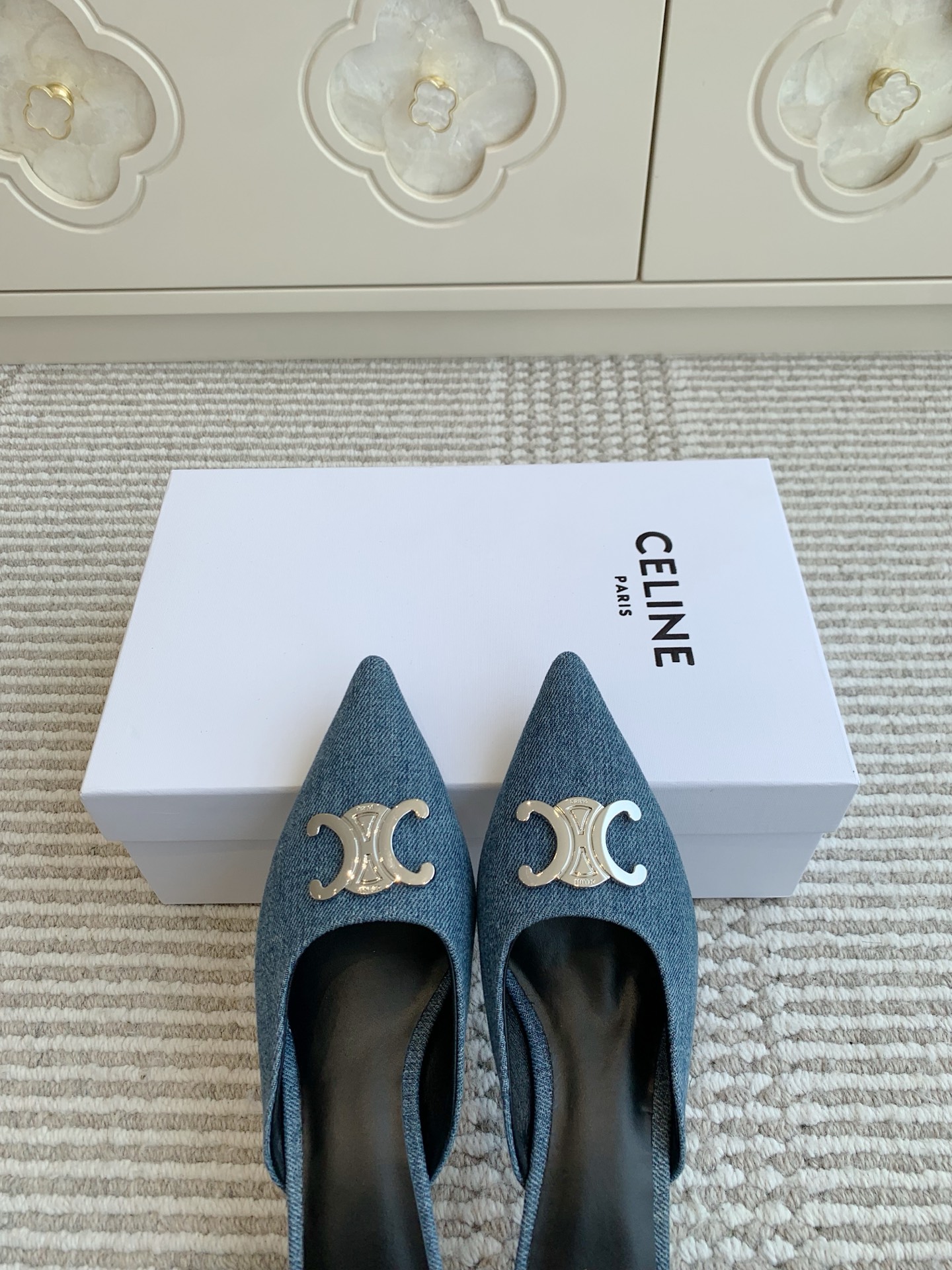 Fashion Alert: Celine Selin 2025 SS Collection Features Cowboy Shoes and Smooth Sandals - 图片 5