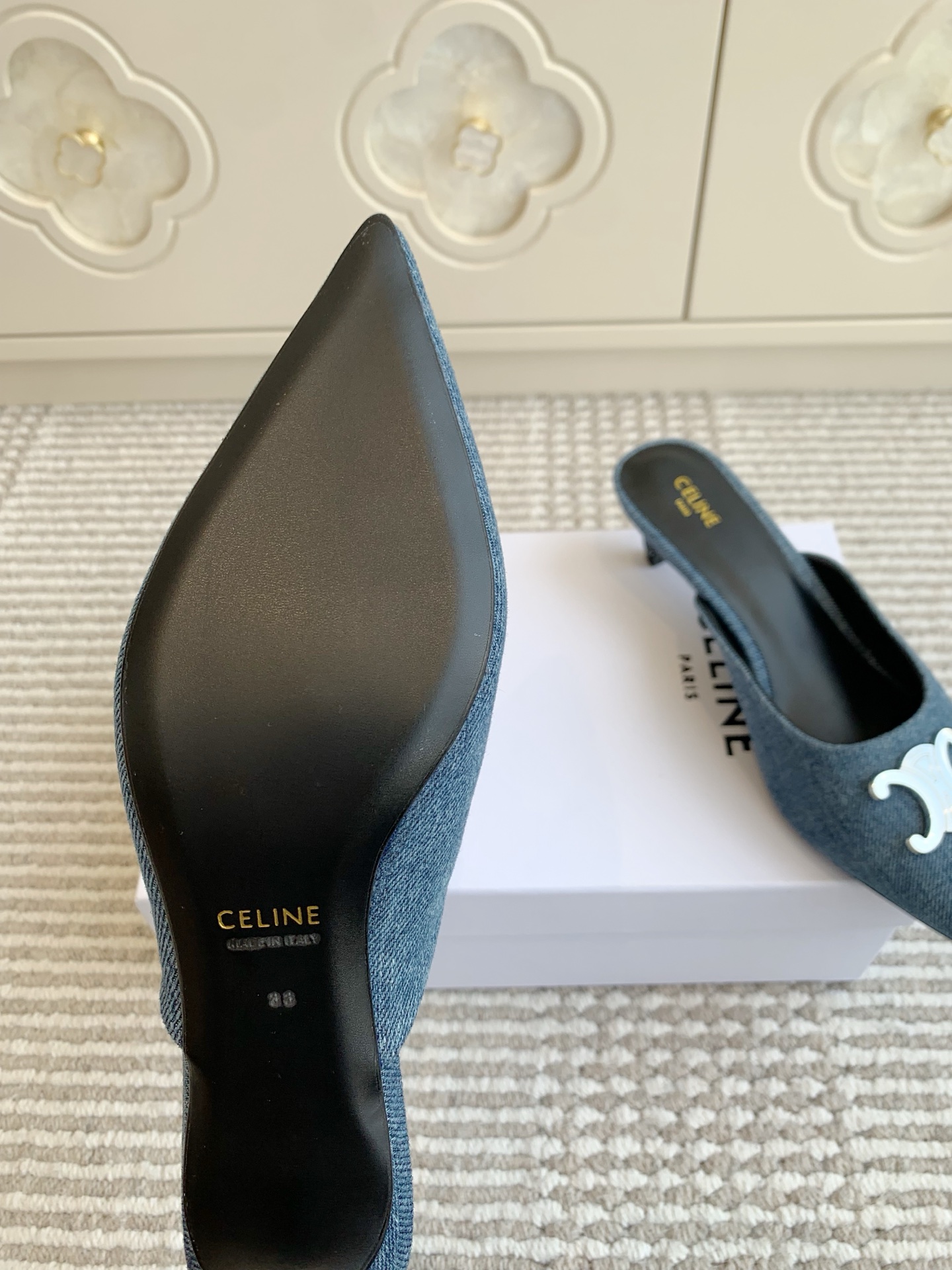 Fashion Alert: Celine Selin 2025 SS Collection Features Cowboy Shoes and Smooth Sandals - 图片 8