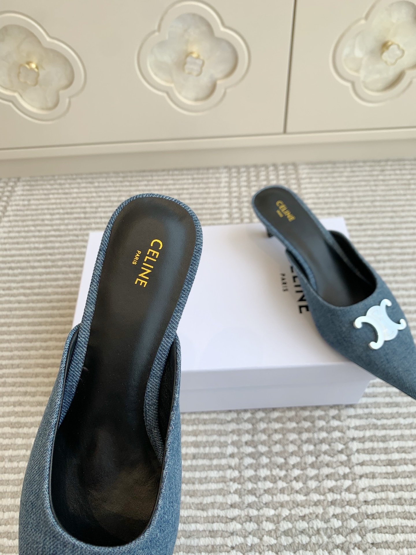 Fashion Alert: Celine Selin 2025 SS Collection Features Cowboy Shoes and Smooth Sandals - 图片 6