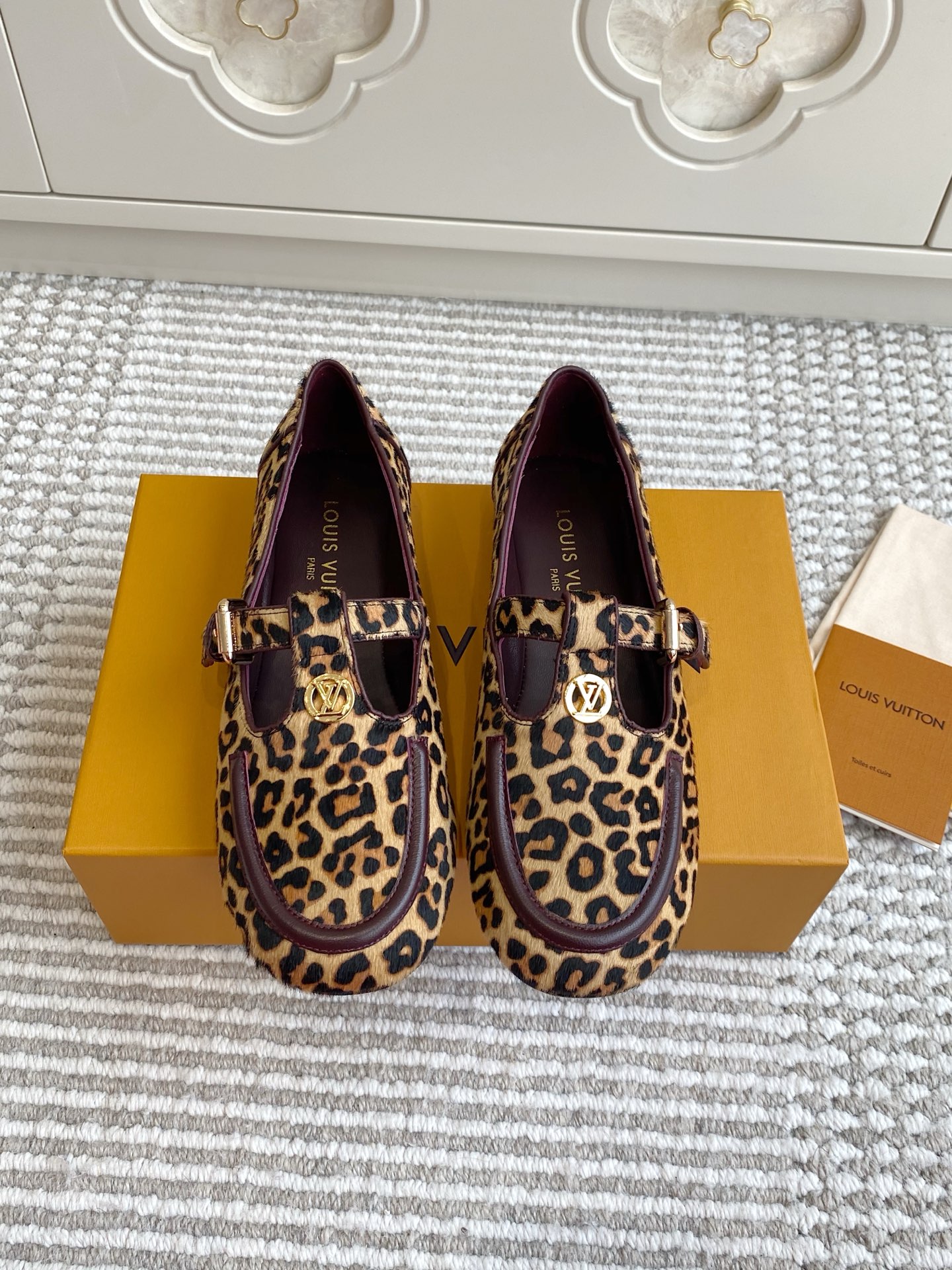NO:445358,Louis Vuiton 25ss new Soho Mary Jane Loafers This Soho Mary Jane flat loafers are suede leather with cow markings/leopard prints, and then the T-string is embellished with LV Circle logo. The square metal buckle is easy to adjust, and the delicate leather outsole is upgraded to comfortable texture. Imported horsehair/sheepskin lining Original leather outsole size 35-39 (customized by 34/40/41), loafers, louis vuitton, louis vuitton, louis vuitton, louis vuitton, loafers,mary jane,cowhide, sheepskin,Leather soles19860909批 Louis Vuiton路易威登 25ss新款 Soho 玛丽珍乐福鞋 本款 Soho 玛丽珍平底乐福鞋为绒面牛皮革瞩目铺陈奶牛斑纹/豹纹,再为 T 字带点缀 LV Circle 标识.方形金属搭扣实现简易调节,细腻皮革外底升级舒适质感. 进口马毛/羊皮内里 原版真皮大底 码数35-39（34/40/41定做）,乐福鞋,louis vuitton,louis vuitton,louis vuitton,loafers,mary jane,cowhide,sheepskin,Leather soles,Women's Shoes
