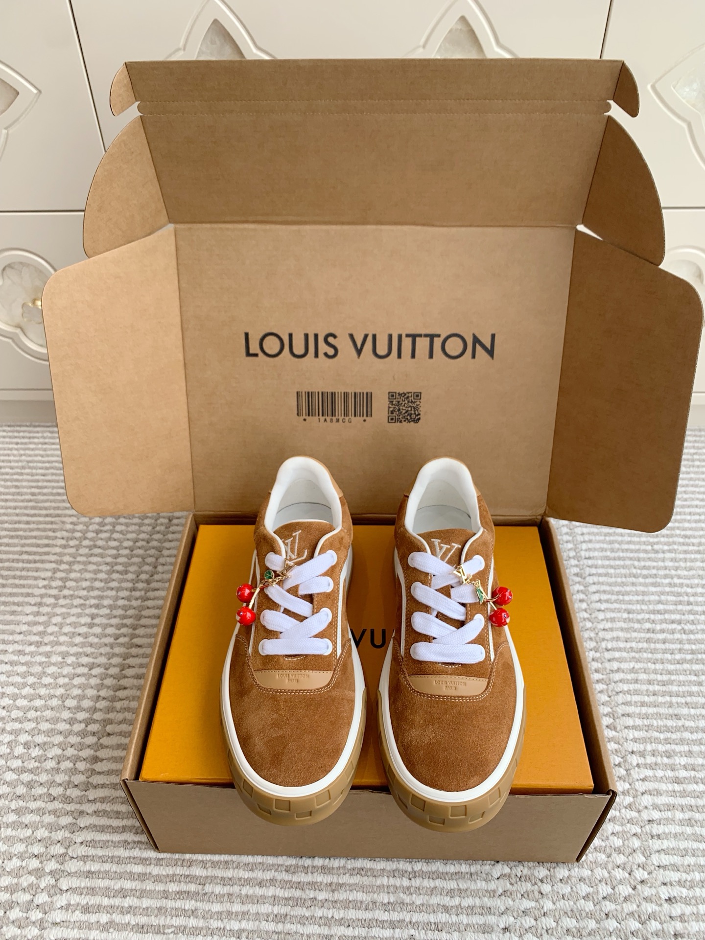 NO:445357,Men's Batch Cherry Accessories 50 (original box) LV Louis Vuitton 25ss new men's sports shoes casual shoes Original empty glue craftsmanship·very comfortable on the feet Luxury materials Fine workmanship The midsole is printed with European-made letters The upper is spliced ​​by Niujing imported from Italy The side is decorated with brand LOGO logo and signature The latest latex foot pad sheepskin inner lining, the foot feel is super comfortable Original special supply of original two-color TPU combination sole Packing process Goodyear stitching locking Exclusive custom head-layer cowhide craft full computer needle car pull thread Toe back cover Hot and cold set Full set of pull-up sleeve medium and low logo pattern Size 39-45, casual shoes/sports shoes, louis vuitton, louis vuitton, sneakers, cowhide, sheepskin19860909男款 批 樱桃配饰50（原版盒） LV 路易威登 25ss新款男士 运动鞋 休闲鞋 原版空胶工艺·上脚非常舒适 奢侈用料 做工精细 中底印有欧洲制造英文字母 鞋面由意大利进口牛京拼接 侧边饰有品牌LOGO标志及签名 最新乳胶垫脚羊皮内里,脚感超舒适 原厂特供原版双色TPU组合大底 套包工艺 固特异缝合锁边 独家定制头层牛皮 工艺全电脑针车拉线 鞋头 后套 冷热定型 全套拉帮套楦中低logo花纹 码数39-45,休闲鞋/运动鞋,louis vuitton,louis vuitton,sneakers,cowhide,sheepskin,Women's Shoes