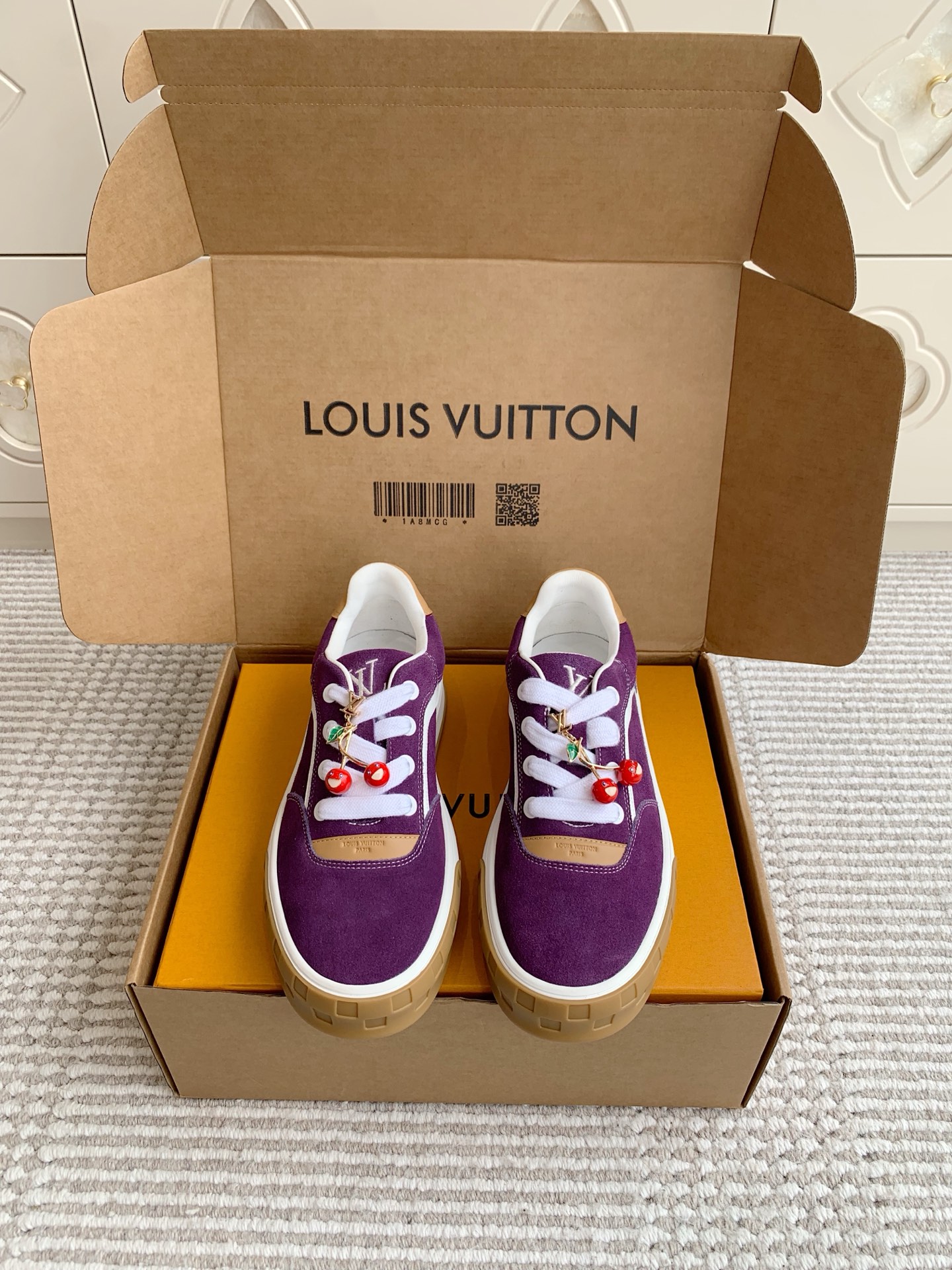 NO:445365,Batch Cherry Accessories 50 (original box) LV Louis Vuitton 25ss new men's sports shoes casual shoes original empty glue craftsmanship·very comfortable on the feet Luxury materials Fine workmanship The midsole is printed with European-made English letters The upper is spliced ​​by Niujing imported from Italy The side is decorated with brand LOGO logo and signature The latest latex foot pad sheepskin inner lining, the foot feel is super comfortable Original special supply of original two-color TPU combination sole Packing process Goodyear stitching locking Exclusive custom head-layer cowhide craft full computer needle car pull thread Toe back cover Hot and cold set Full set of pull-up sleeve medium and low logo pattern Size 39-45, casual shoes/sports shoes, louis vuitton, louis vuitton, sneakers, cowhide, sheepskin19860909批 樱桃配饰50（原版盒） LV 路易威登 25ss新款男士 运动鞋 休闲鞋 原版空胶工艺·上脚非常舒适 奢侈用料 做工精细 中底印有欧洲制造英文字母 鞋面由意大利进口牛京拼接 侧边饰有品牌LOGO标志及签名 最新乳胶垫脚羊皮内里,脚感超舒适 原厂特供原版双色TPU组合大底 套包工艺 固特异缝合锁边 独家定制头层牛皮 工艺全电脑针车拉线 鞋头 后套 冷热定型 全套拉帮套楦中低logo花纹 码数39-45,休闲鞋/运动鞋,louis vuitton,louis vuitton,sneakers,cowhide,sheepskin,Women's Shoes