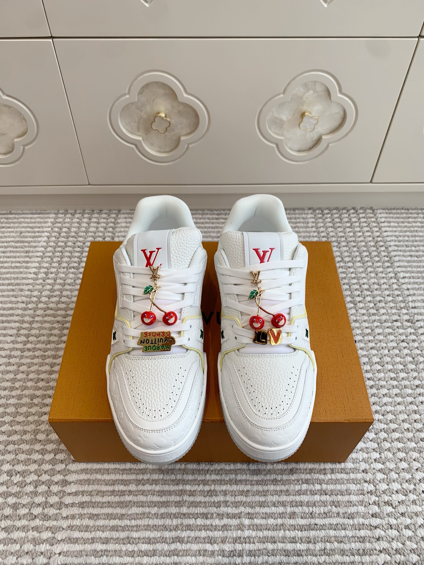 NO:445383,The same style for men and women, Cherry 50 Lv Lujia brand, a new series of thick-soled sneakers for men and women, top quality, the most popular trainer sneakers~ no one, too young~ no distinction between men and women, a must-have for dressing without gender~ very versatile and versatile!  The refreshing and clean feeling of youthfulness is available in minutes. Upper drop film~TPU film~imported lychee pattern cowhide/imported calfskin/dening denim/inner calfskin mesh. Exclusive 1:1 mold opening TPU outsole size35-45, casual shoes/sports shoes, louis vuitton,louis vuitton,louis vuitton,sneakers,cowhide19860909男女同款 樱桃50 Lv驴家牌 全新系列男女情侣厚底运动鞋 顶级品质 最火的trainer运动鞋～没有之一、太少年感啦～不分男女～无性别穿搭必选～非常百搭万能搭配！少年感的清爽干净分分钟拥有 鞋面滴胶片～TPU胶片～进口荔枝纹牛皮/进口小牛皮/丹宁牛仔布/ 内里小牛皮网布 大底原版独家1:1开模TPU大底 size35-45,休闲鞋/运动鞋,louis vuitton,louis vuitton,louis vuitton,sneakers,cowhide,Women's Shoes