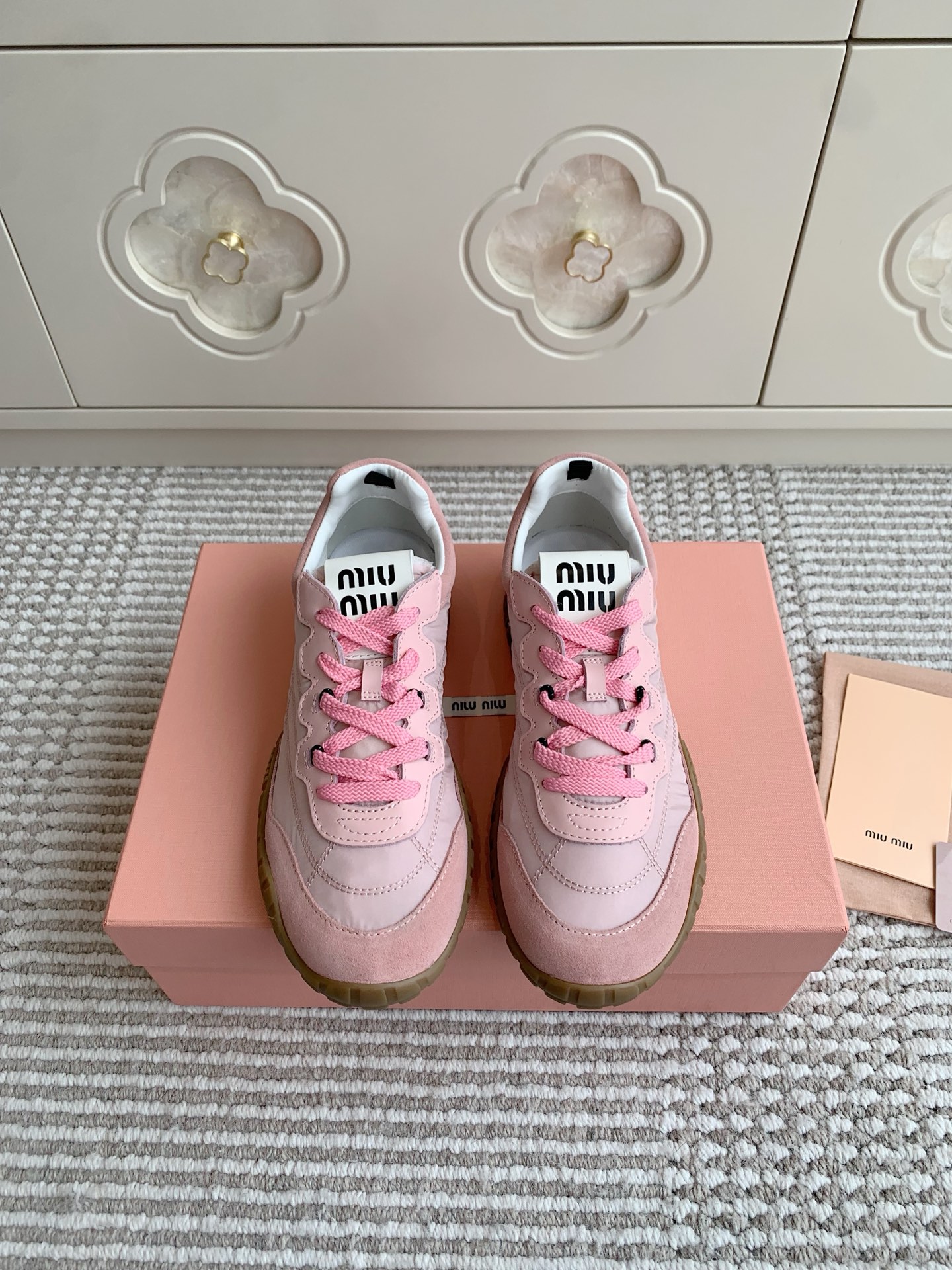 NO:445399,Buy purchasing grade Miumiu 25 spring and summer Tyre new style cookie shoes Forrest Gump shoes casual sports shoes Tyre combines elegant temperament and sports functions. The dynamic rubber sole is flexible and wear-resistant, reminiscent of tire patterns. This version of sneakers is made of fabric fabric and suede leather, indicating Miu Miu's avant-garde attitude. Original custom fabric/Niujing inner lining fabric and sheepskin sole original open mold anti-star outsole Size35-40, casual shoes/sports shoes, miumiu, sneakers, sheepskin19860909批 代购级Miumiu 缪缪25春夏Tyre新款 饼干鞋 阿甘鞋休闲运动鞋 Tyre集优雅气质与运动功能于一身.动感橡胶鞋底柔韧耐磨,令人联想起轮胎花纹.这一版运动鞋选用织物面料与绒面皮革制成,昭示Miu Miu前卫态度. 面料原版定制布料/牛京 内里织物和羊皮内里 鞋底原版开模防星星大底 Size35-40,休闲鞋/运动鞋,miumiu,sneakers,sheepskin,Women's Shoes