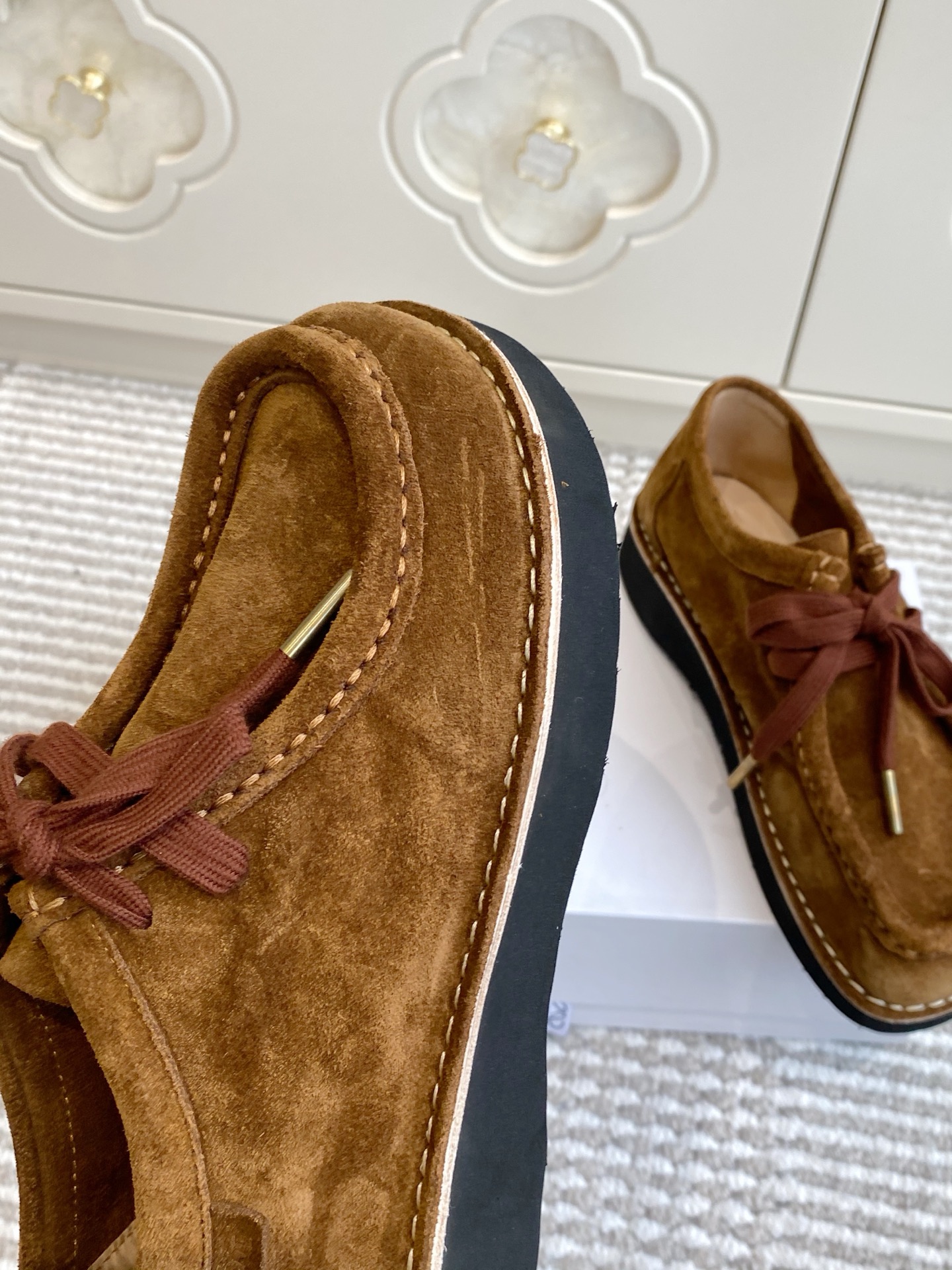 Lovers Derby Shoes: Cow-Skin Roundheads with Mokasin Tips and Rubber Base – Product Review - 图片 6