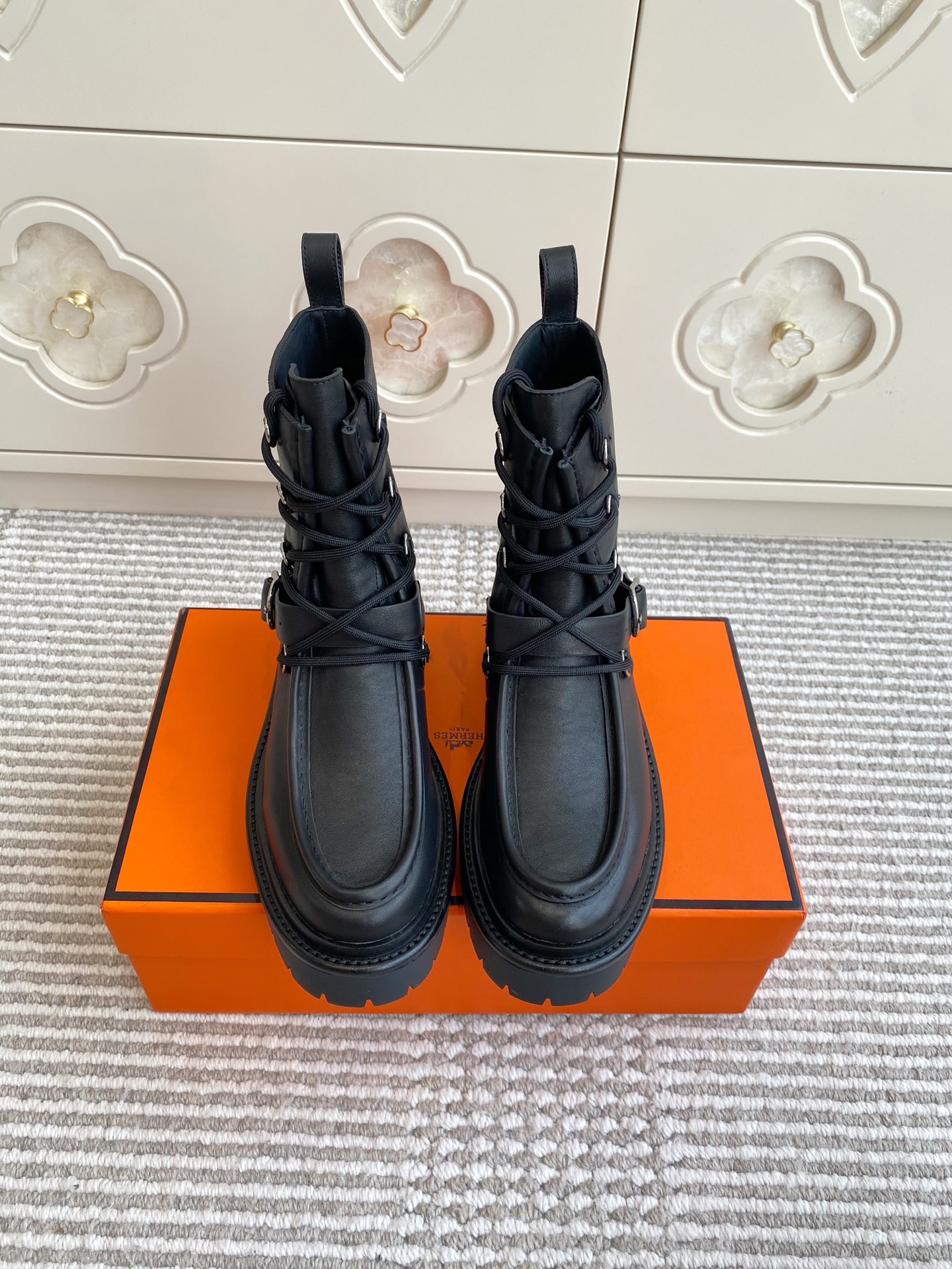 NO:463692,Hermes ~ Land thick-soled lace-up boots Martin boots Top quality Calfskin ankle boots, paired with rubber thick-soled!  Create a bold urban style!  Imported calfskin/Niujing Original open mold anti-slip rivets large sole size35-40, boots, hermes, hermes, boots, cowhide19860909批 Hermes爱马仕～Land厚底系带短靴 马丁靴 顶级品质 小牛皮及踝靴,搭配橡胶厚底！打造大胆都市风格！ 进口小牛皮/牛京 原版开模防滑铆钉大底 size35-40,靴子,hermes,hermes,boots,cowhide,Women's Shoes
