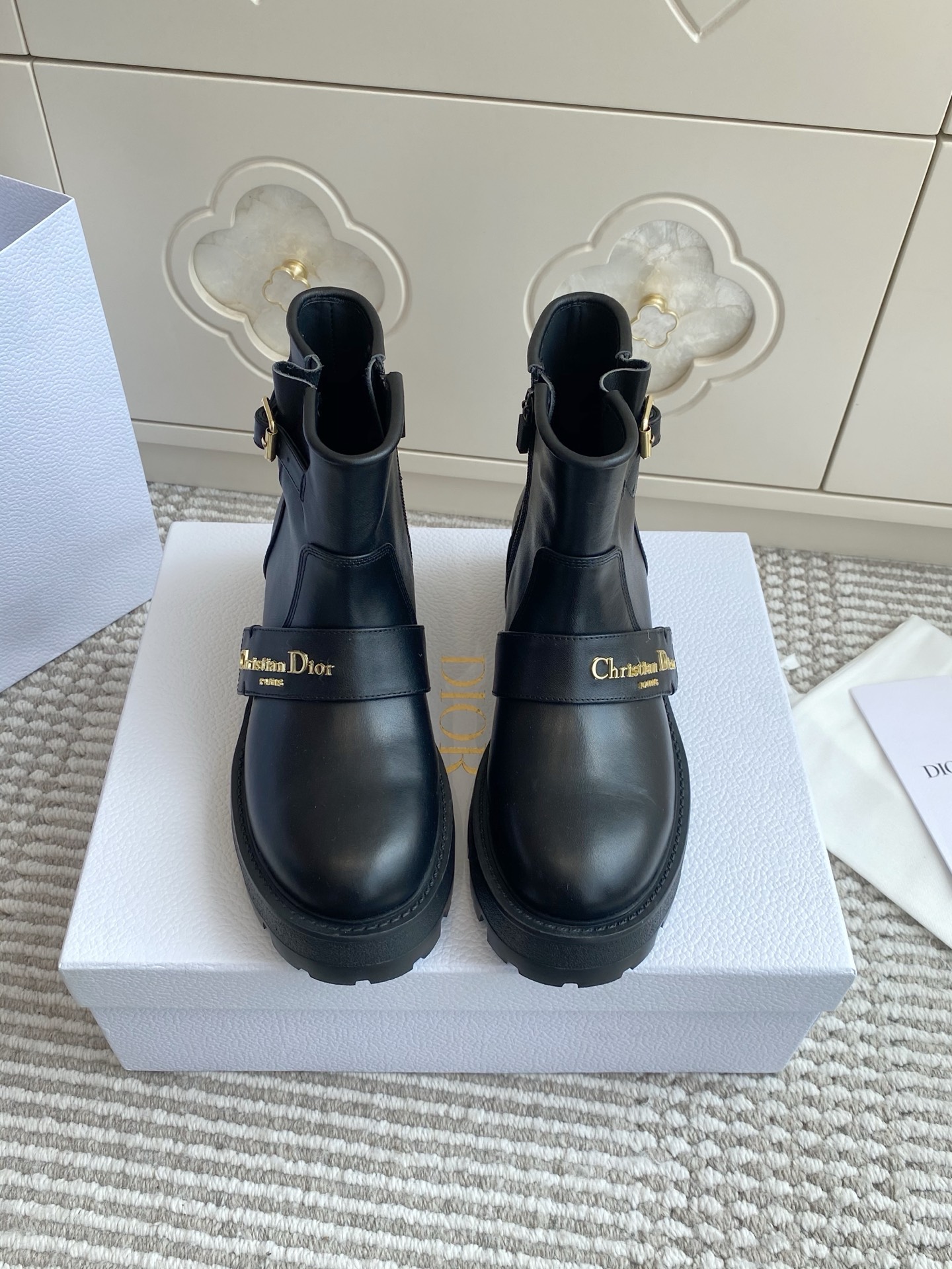 NO:463516,Batch short boots Dio*D home autumn and winter new D-Qusetu motorcycle style letter thick sole boots Top quality This D-Quest ankle boots new interpretation of classic motorcycle style boots, using imported cowhide/open-edge bead cowhide, original three-dimensional gold finish metal logo/cowhide inner original mold opening lucky star big sole size35-40 (41 customization without return and exchange) full set of packaging, boots, dior, dior, boots, cowhide19860909批短靴 Dio*D家秋冬新款D-Qusetu 机车风字母厚底短靴 顶级品质 这款 D-Quest及踝靴全新演绎经典机车风格靴子  采用进口牛皮/开边珠牛皮两种面料 原版立体金色饰面金属logo/牛皮内里 原版开模幸运星大底 size35-40（41定制不退换）全套包装,靴子,dior,dior,boots,cowhide,Women's Shoes