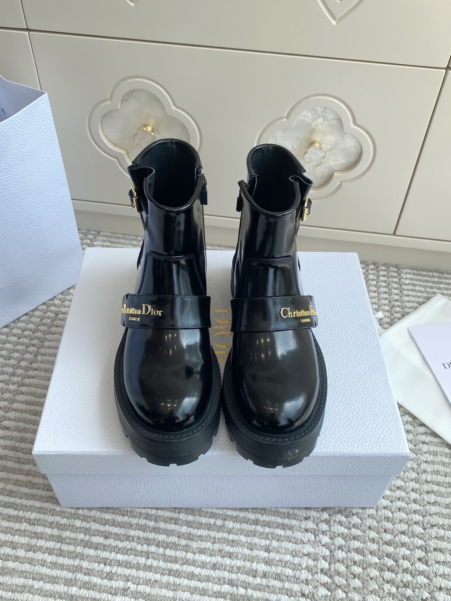 NO:463458,Dio*D Home Autumn and Winter New D-Qusetu Locomotive Style Letter Thick-soled Boots Top Quality This D-Quest ankle boots new interpretation of classic motorcycle style boots, using imported cowhide/open-edge bead cowhide, original three-dimensional gold finish metal logo/cowhide inner original mold opening lucky star big sole size35-40 (41 customization without return and exchange) full set of packaging, boots, dior, dior, boots, cowhide19860909批 Dio*D家秋冬新款D-Qusetu 机车风字母厚底短靴 顶级品质 这款 D-Quest及踝靴全新演绎经典机车风格靴子  采用进口牛皮/开边珠牛皮两种面料 原版立体金色饰面金属logo/牛皮内里 原版开模幸运星大底 size35-40（41定制不退换）全套包装,靴子,dior,dior,boots,cowhide,Women's Shoes