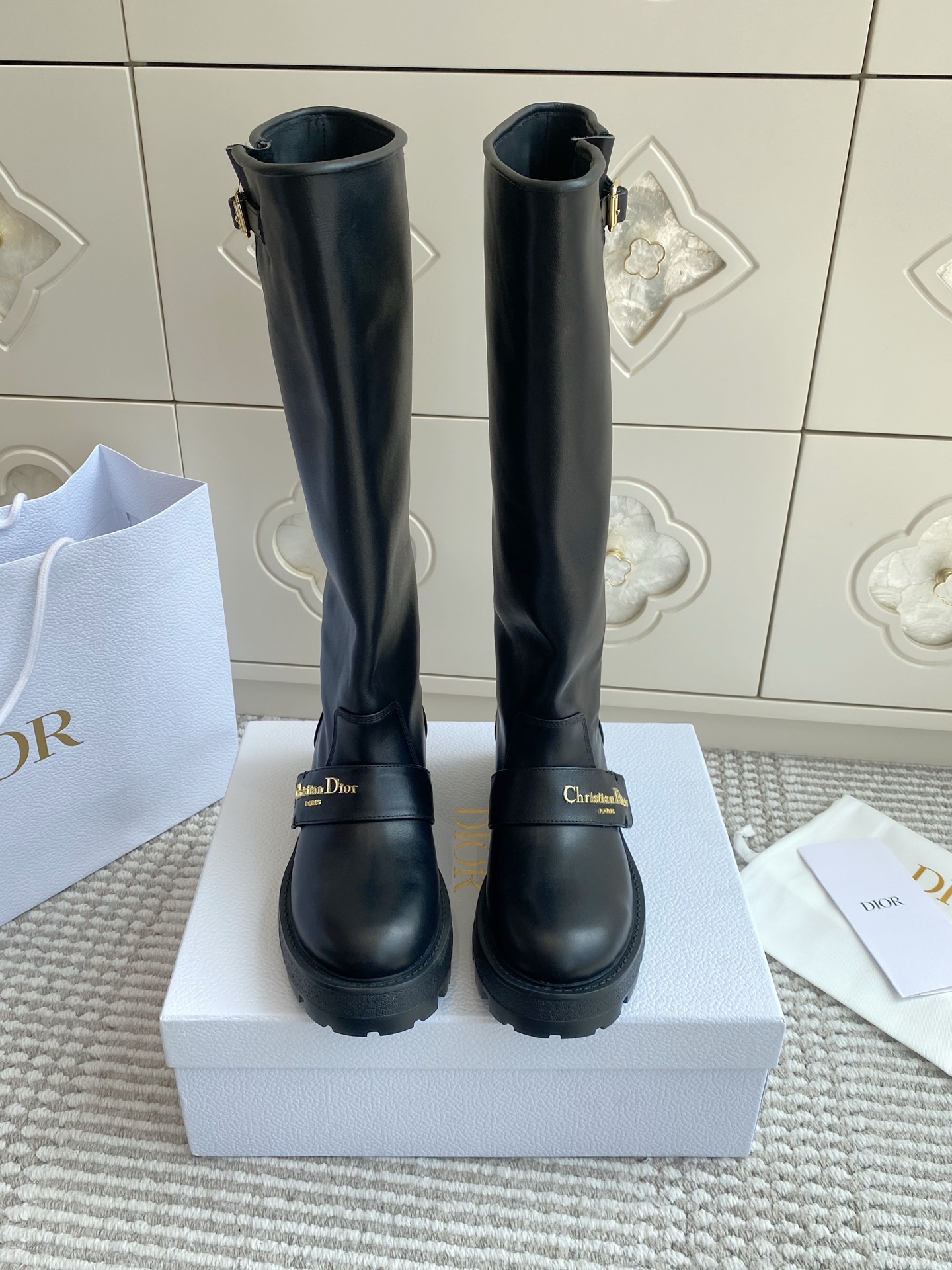 NO:463465,Batch boots Dio*D home autumn and winter new D-Qusetu motorcycle style letter thick-soled short boots Top quality This D-Quest ankle boots new interpretation of classic motorcycle style boots, using imported cowhide/open-edge bead cowhide, original three-dimensional gold finish metal logo/cowhide inner original mold opening lucky star big sole size35-40 (41 customization without return and exchange) full set of packaging, boots, dior, dior, boots, cowhide19860909批长靴 Dio*D家秋冬新款D-Qusetu 机车风字母厚底短靴 顶级品质 这款 D-Quest及踝靴全新演绎经典机车风格靴子  采用进口牛皮/开边珠牛皮两种面料 原版立体金色饰面金属logo/牛皮内里 原版开模幸运星大底 size35-40（41定制不退换）全套包装,靴子,dior,dior,boots,cowhide,Women's Shoes